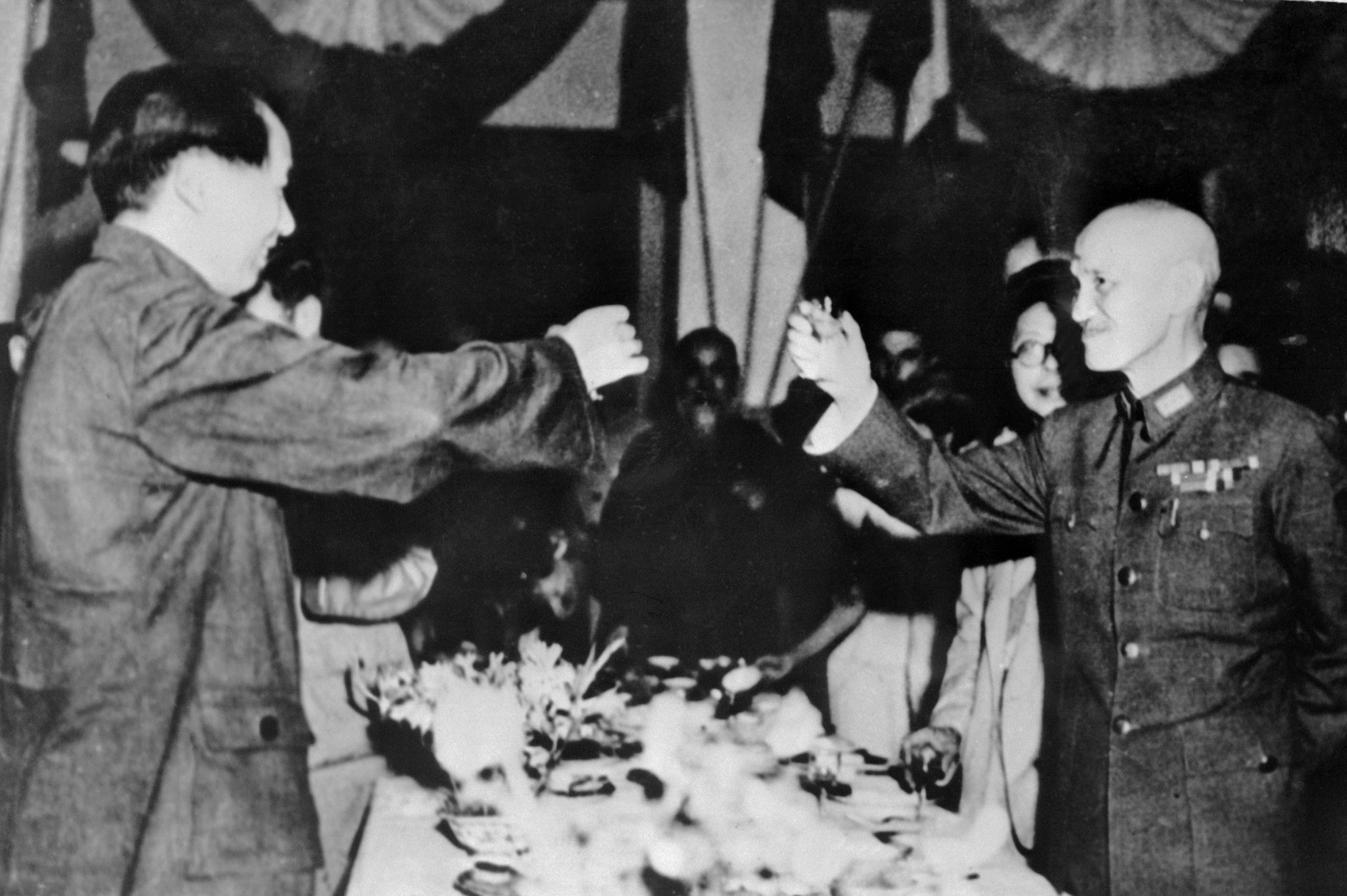 Chiang Kai-shek dan Mao Zedong minum bersama pada tahun 1945 selepas berakhirnya Perang Dunia II.