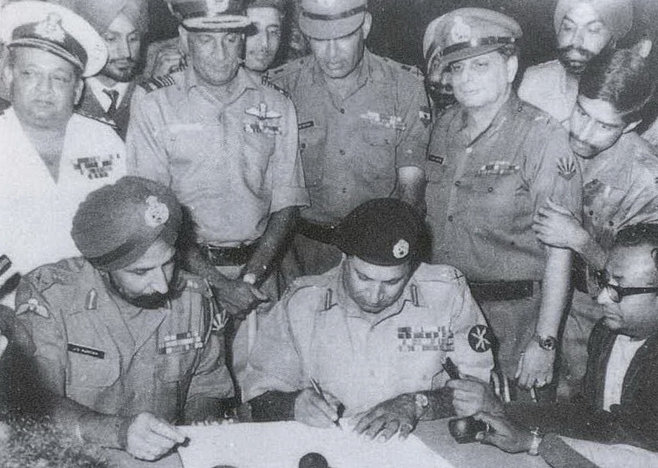 Wakil Pakistan menandatangani dokumen penyerahan kalah, mengakhiri Perang Kemerdekaan Bangladesh pada 16 Disember 1971.