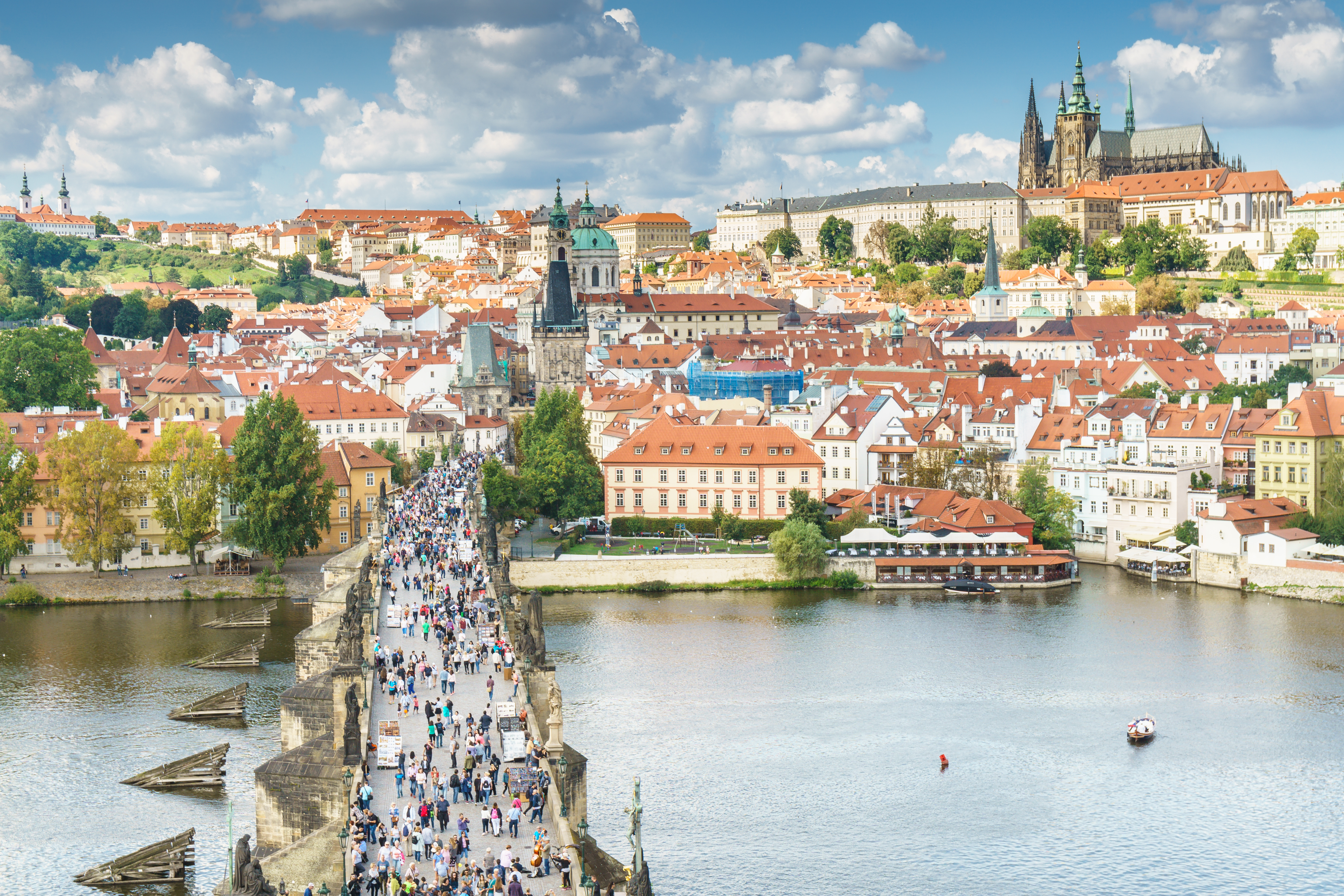 Pemandangan Jembatan Charles dan Kastil Praha di Praha.