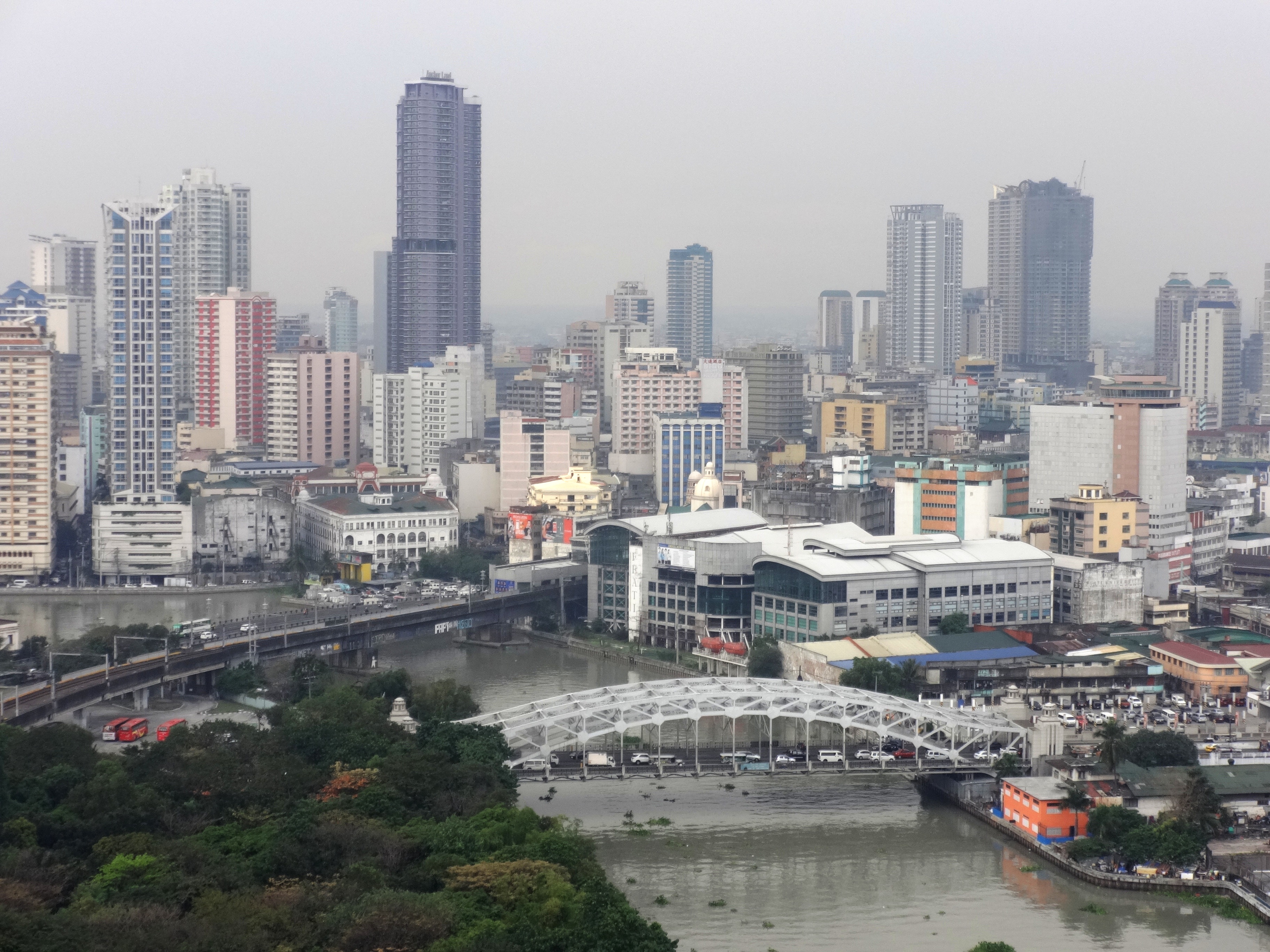 Pemandangan pusat bandar Manila termasuk Binondo, Quiapo, Jambatan Quezon, Sungai Pasig, dan Taman Hutan Arroceros.
