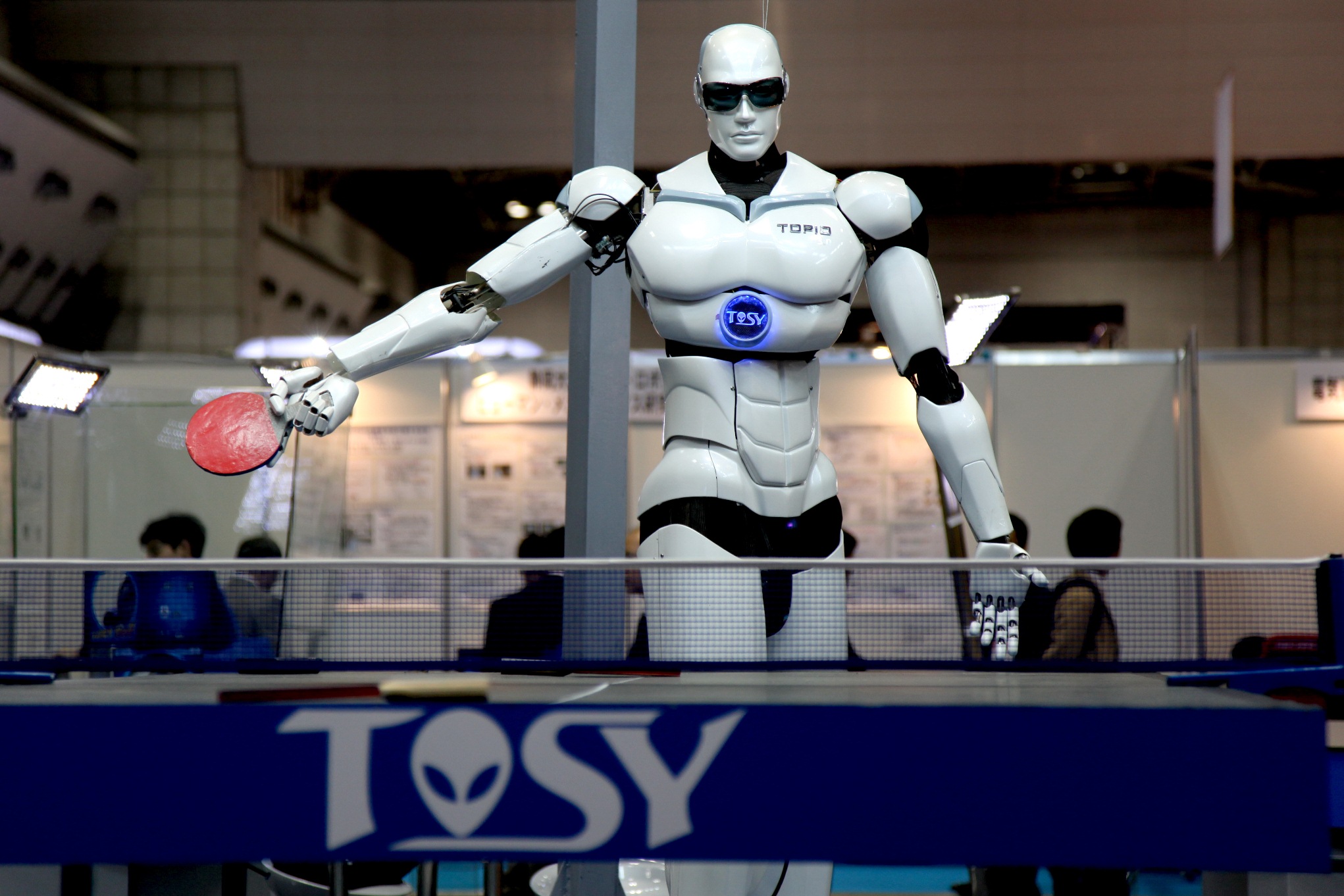 Robot humanoid TOPIO 3.0 buatan Vietnam yang bermain ping-pong dipamerkan semasa Pameran Robot Antarabangsa (IREX) 2009 di Tokyo