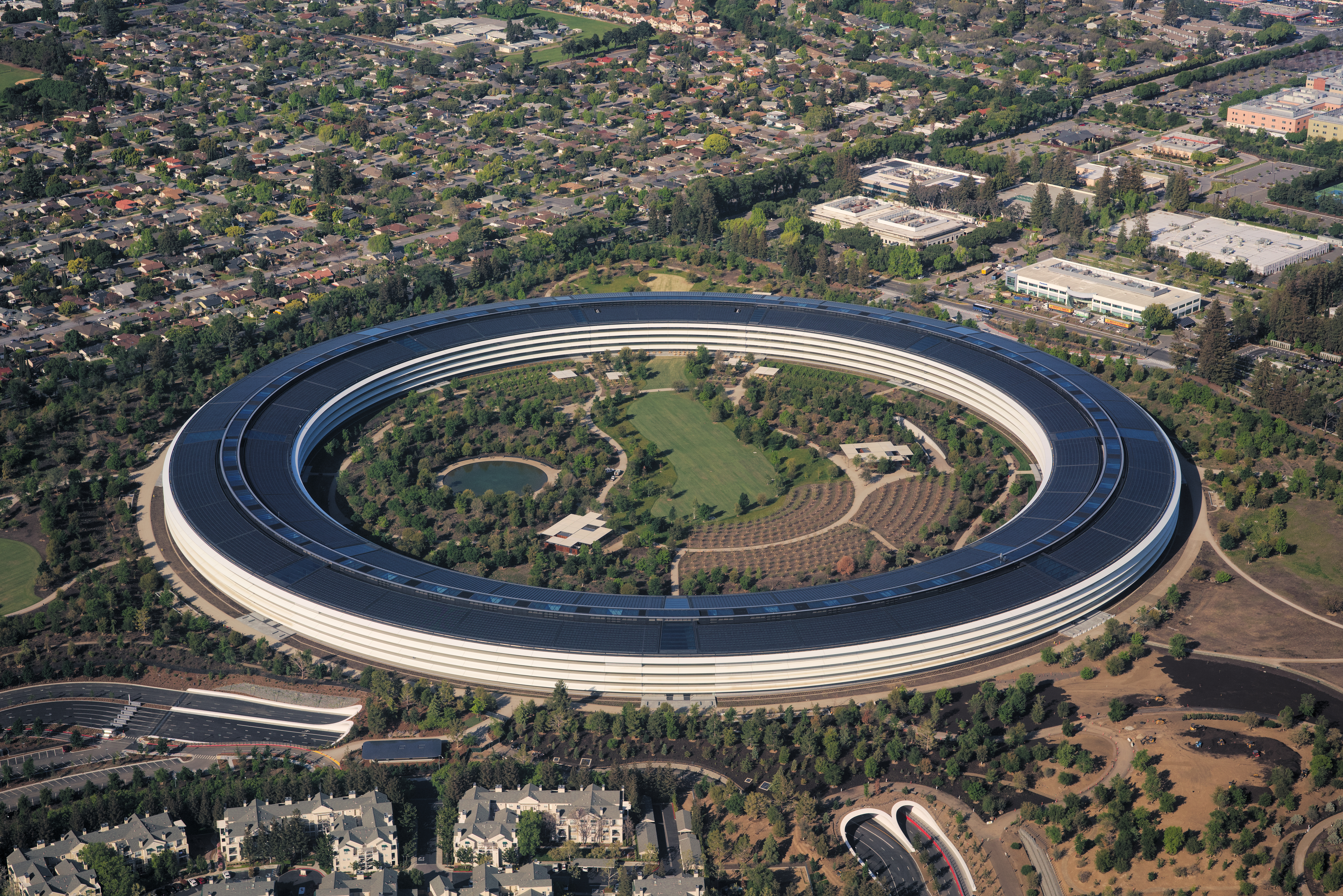 Apple Inc., salah sebuah syarikat terbesar dunia mengikut permodalan pasaran, mempunyai ibu pejabat globalnya di Cupertino, California.