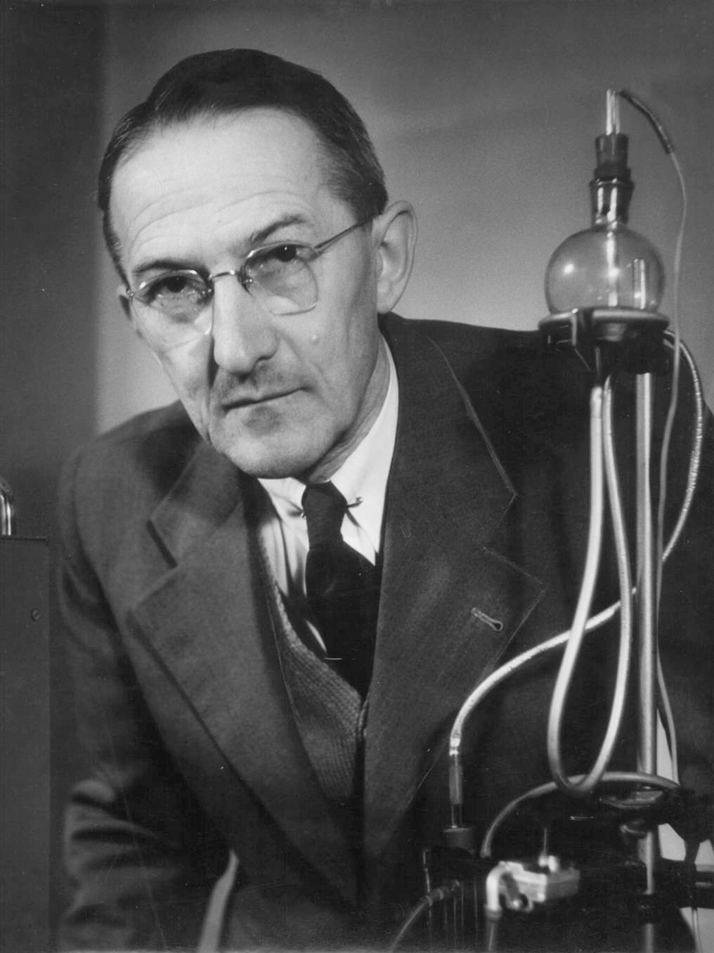 Ahli kimia Jaroslav Heyrovský, pemenang Hadiah Nobel.
