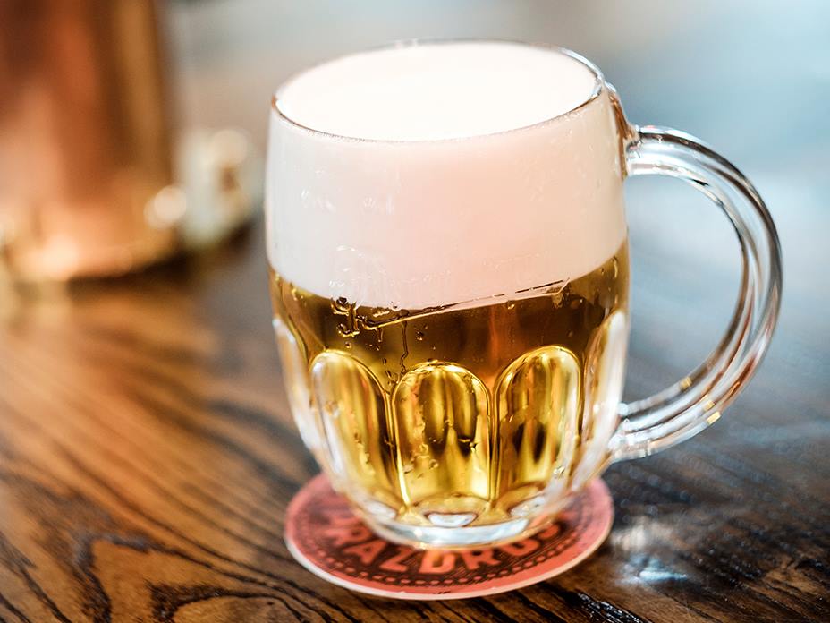 Segelas Pilsner Urquell, jenis bir lager pucat pilsner pertama, diseduh sejak tahun 1842.