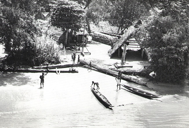 Desa Maroon, di sepanjang Sungai Suriname, 1955