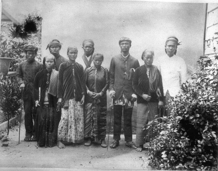 Imigran Jawa yang didatangkan sebagai pekerja kontrak dari Hindia Belanda. Foto diambil antara tahun 1880 dan 1900.
