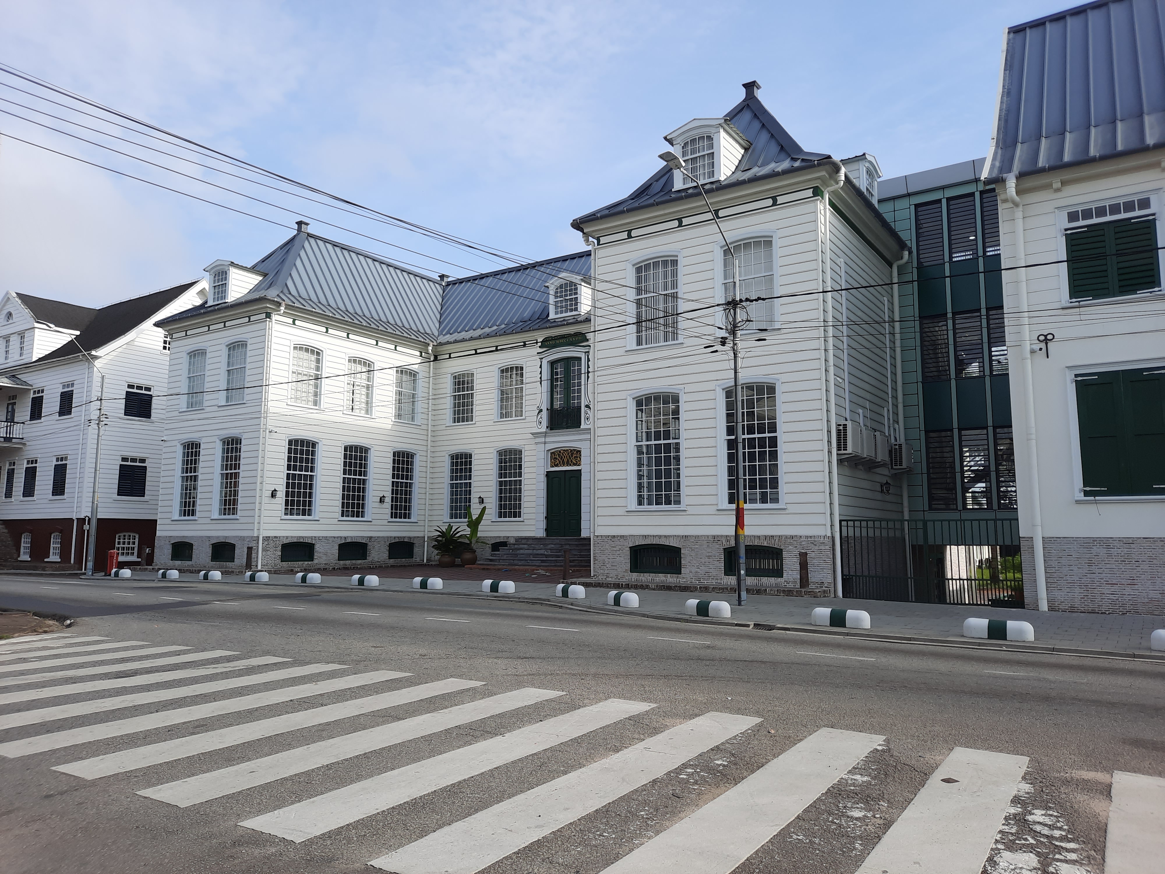 Gedung Majelis Nasional Suriname yang direkonstruksi