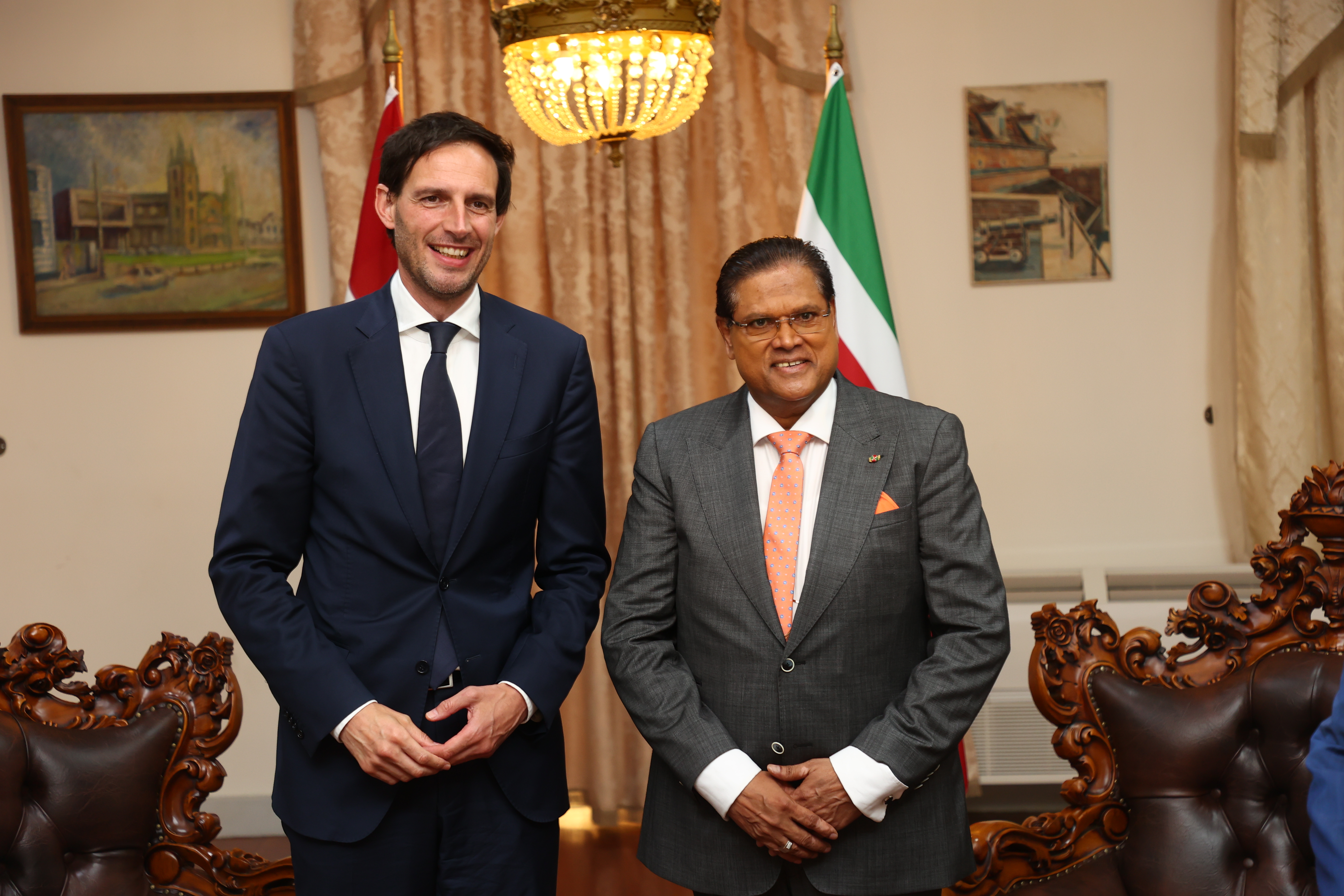 Presiden Chan Santokhi (kanan) bersama politisi Belanda Wopke Hoekstra, berkunjung untuk merayakan Ketikoti 2023 di Paramaribo