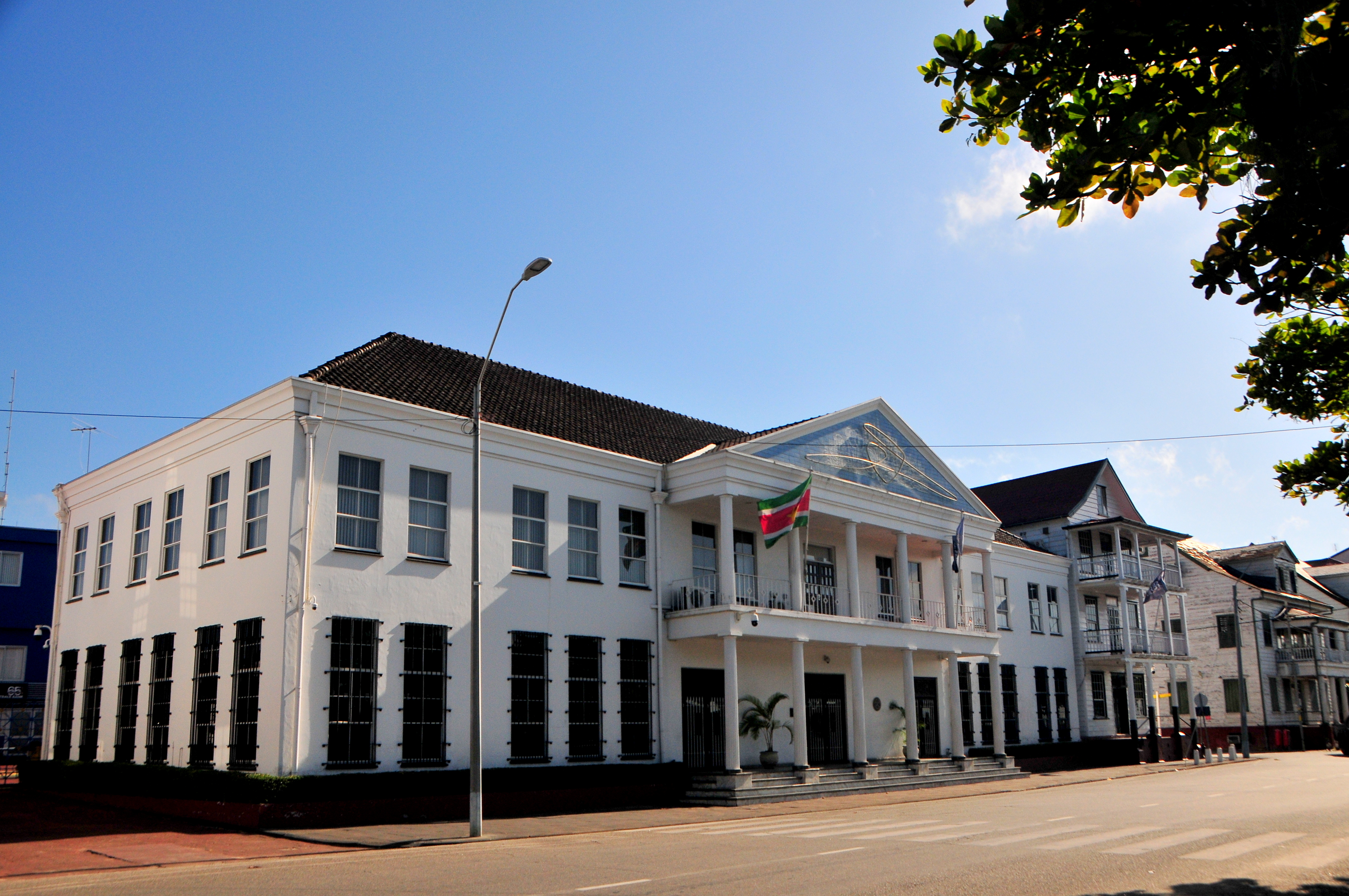 Gedung Bank Sentral Suriname di Paramaribo