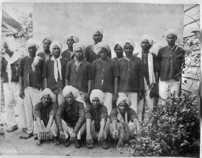 Buruh kontrak India dari India Britania. Etnis India Suriname adalah etnis mayoritas di Suriname saat ini.
