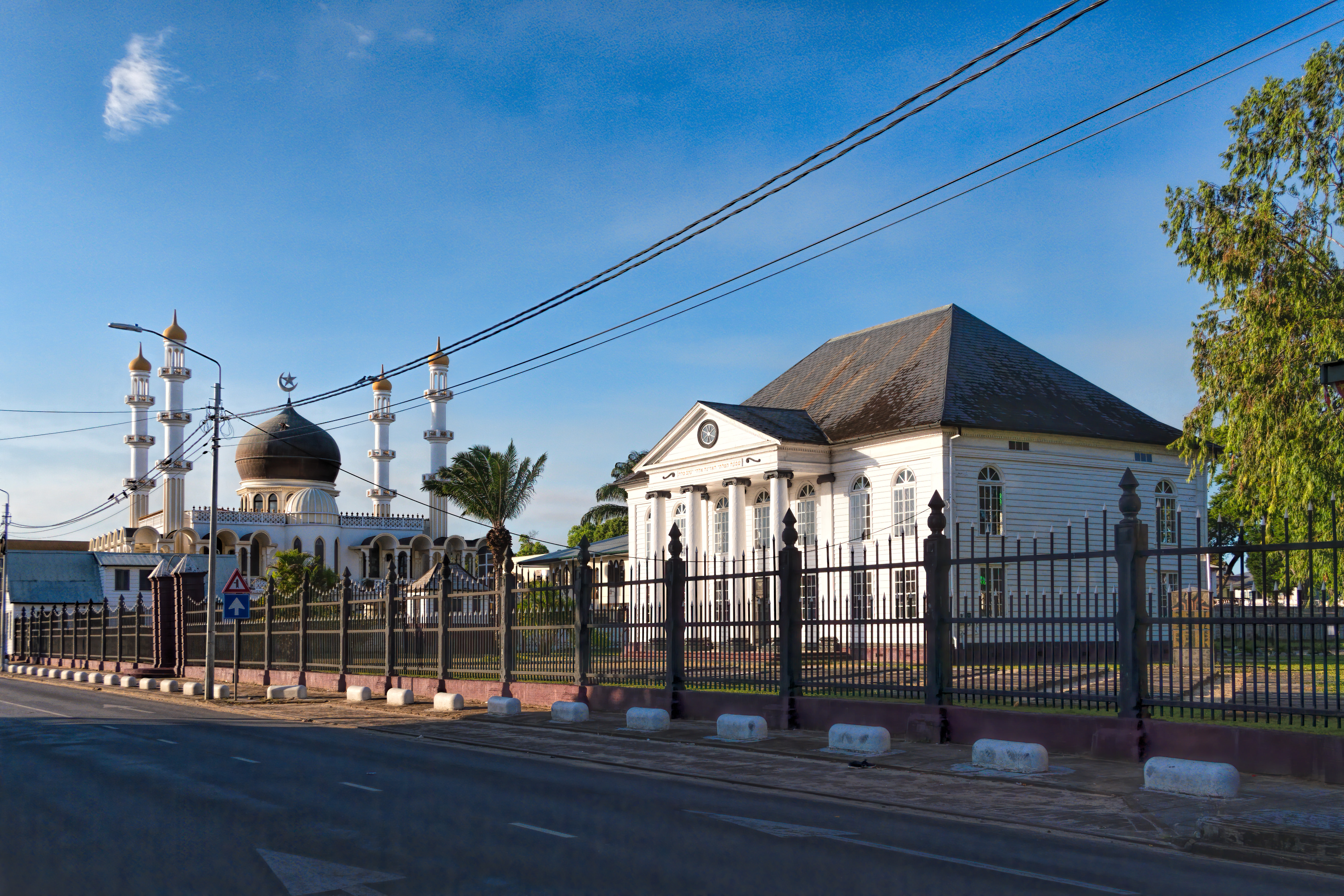 Sinagoge Neve Shalom dan Masjid Keizerstraat berdampingan di Paramaribo