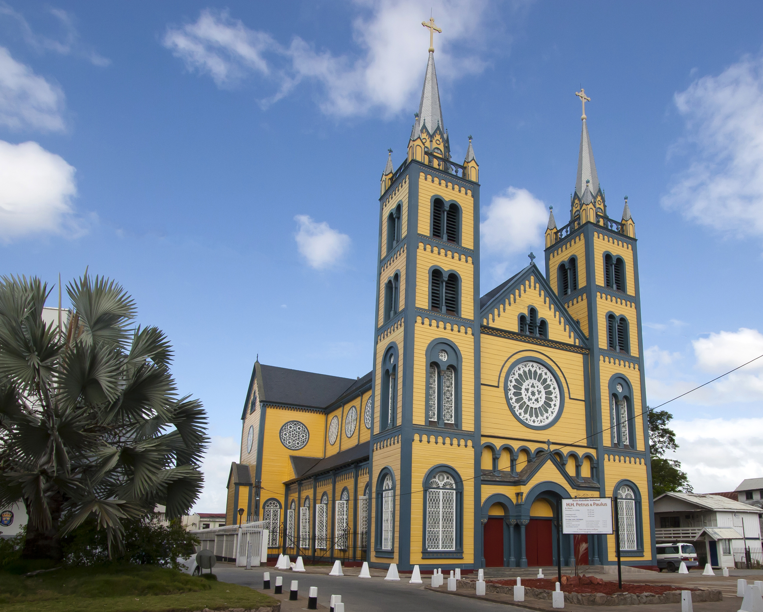 Katedral Santo Petrus dan Paulus di Paramaribo
