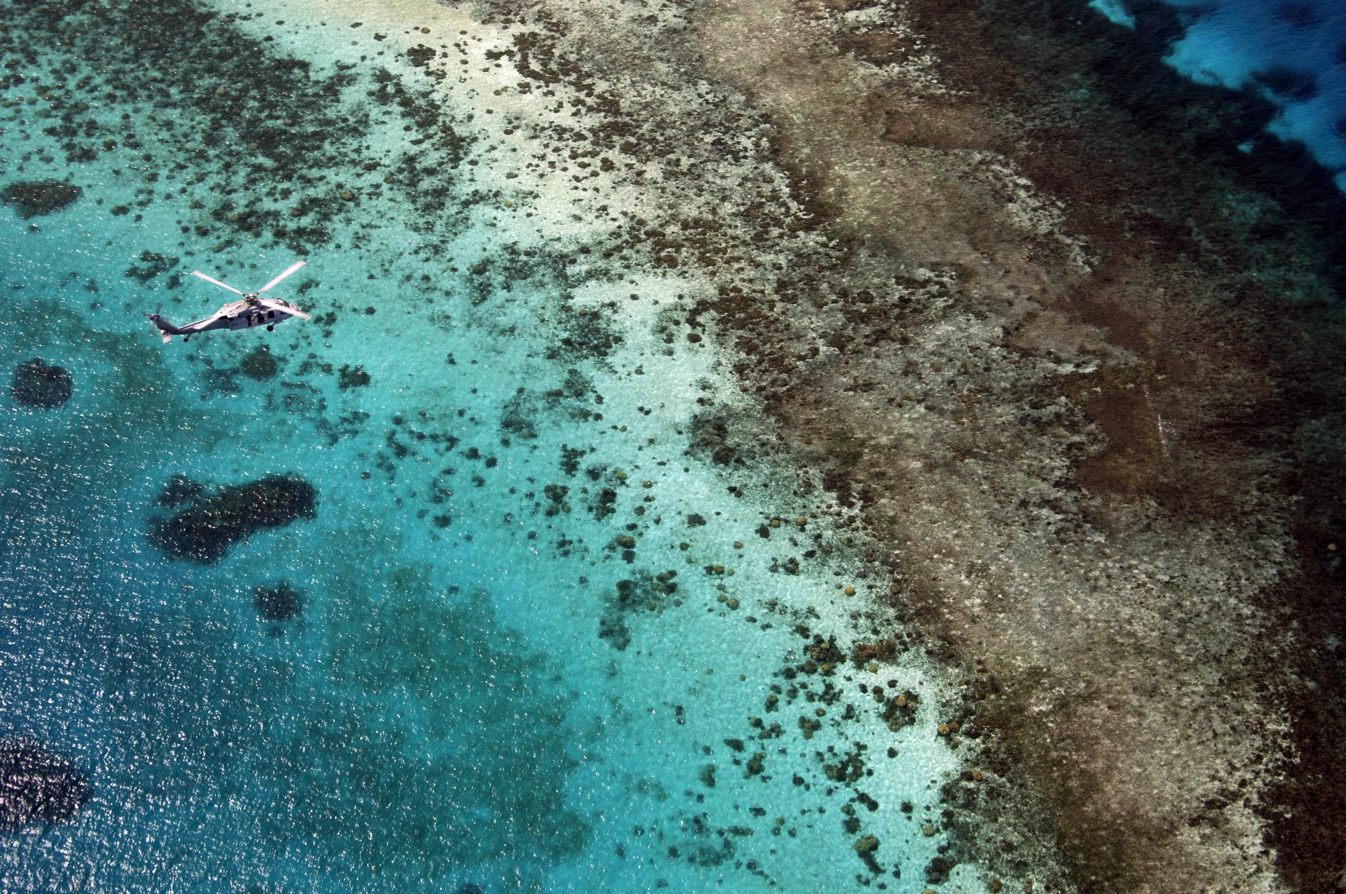 Sebuah helikopter Sea Hawk Angkatan Laut AS terbang di atas perairan Chuuk, Mikronesia. Di bawah Perjanjian Asosiasi Bebas, AS bertanggung jawab atas pertahanan FSM.