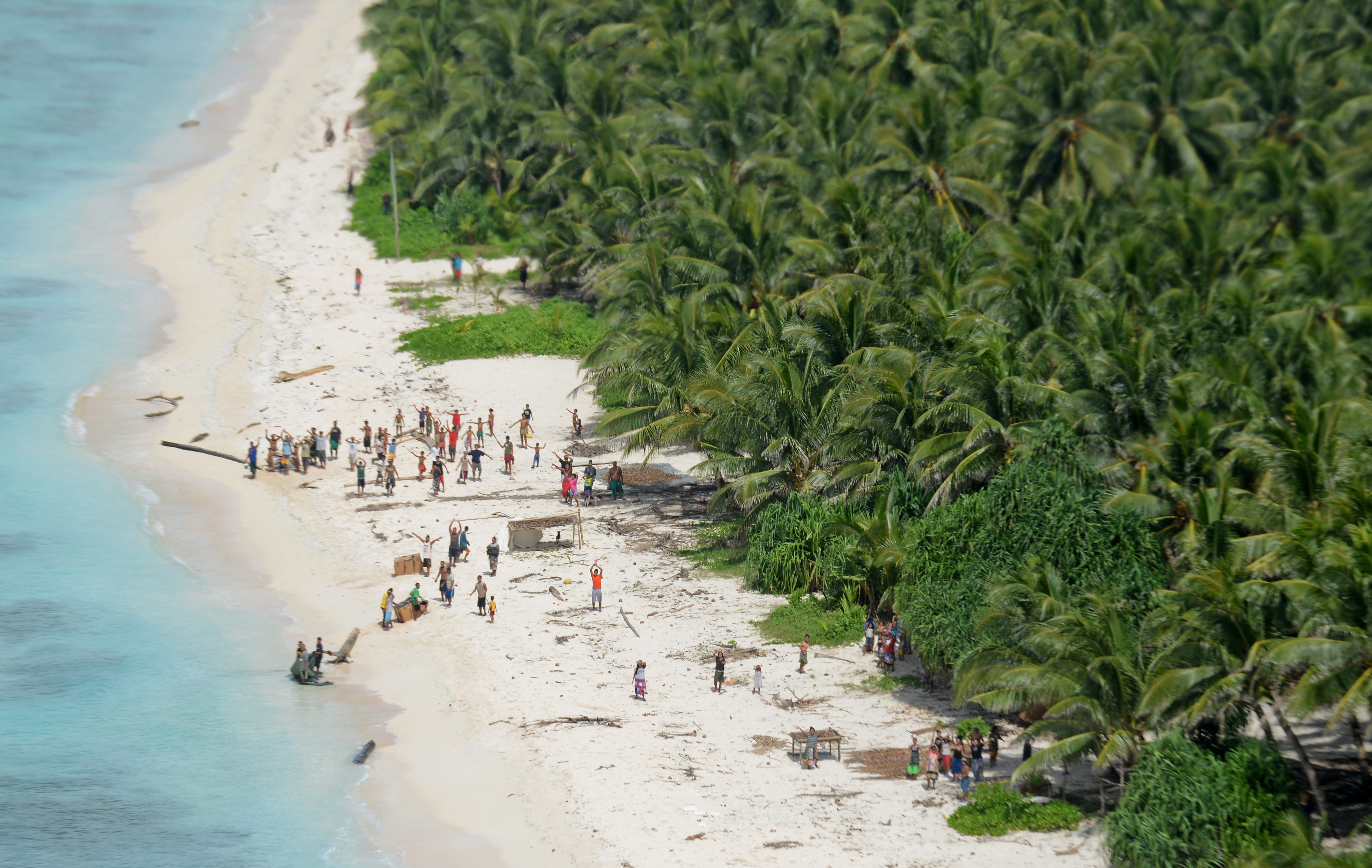 Pulau Satawal di Negara Bagian Yap, menunjukkan kondisi khas atol karang di bawah iklim tropis.