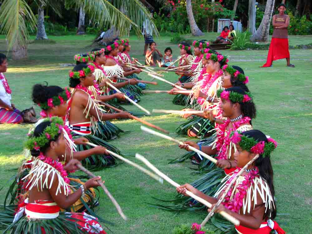 Penduduk Ulithi melakukan upacara penyambutan, menunjukkan salah satu aspek budaya Mikronesia.