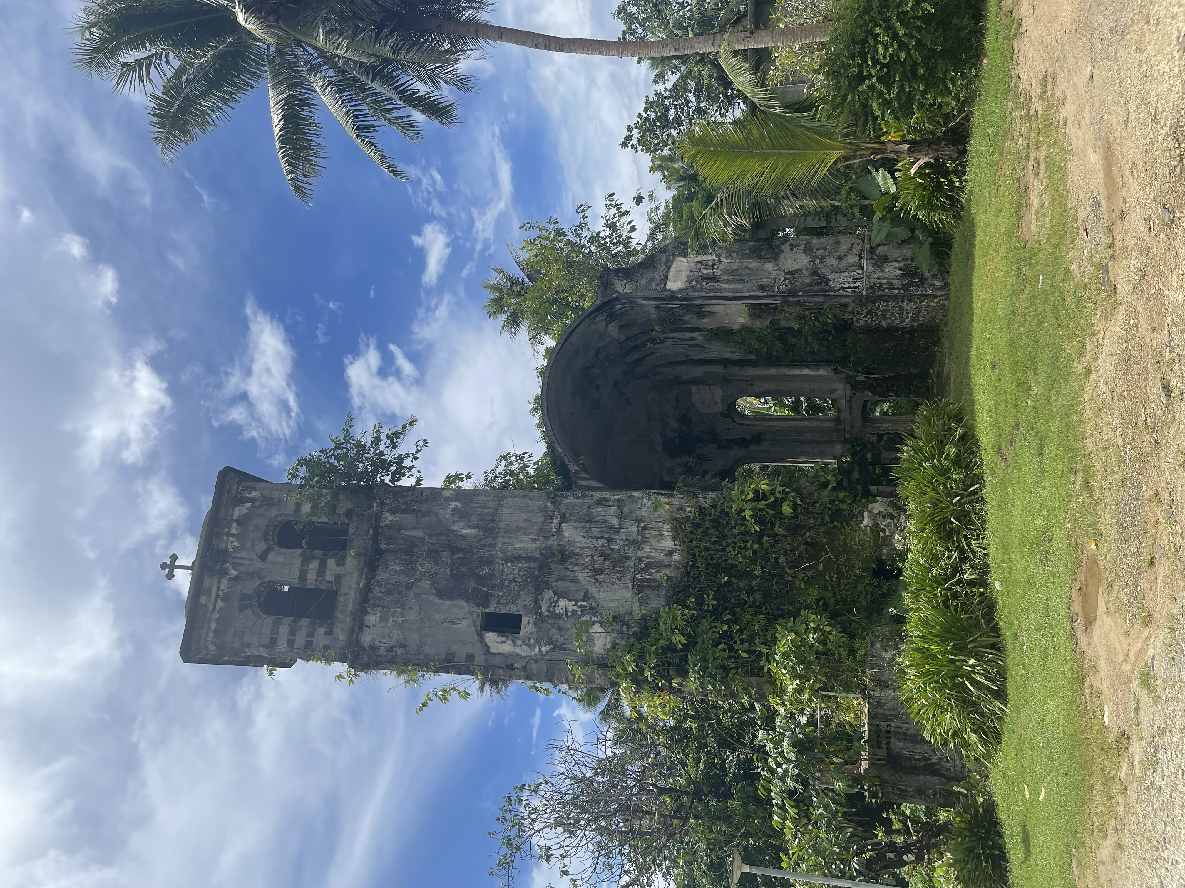 Menara Lonceng Katedral Pohnpei di Kolonia, dibangun pada tahun 1909 oleh misionaris Kapusin Jerman.