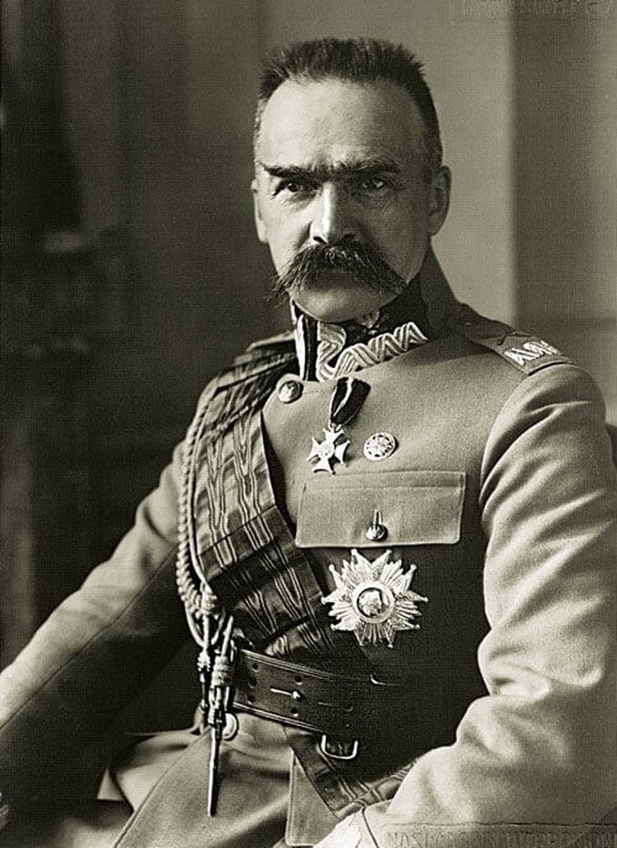 国家元首ユゼフ・ピウスツキ元帥は、ポーランド独立運動の英雄であり、1918年から1935年5月12日の死去まで、国の最高の政治家であった。
