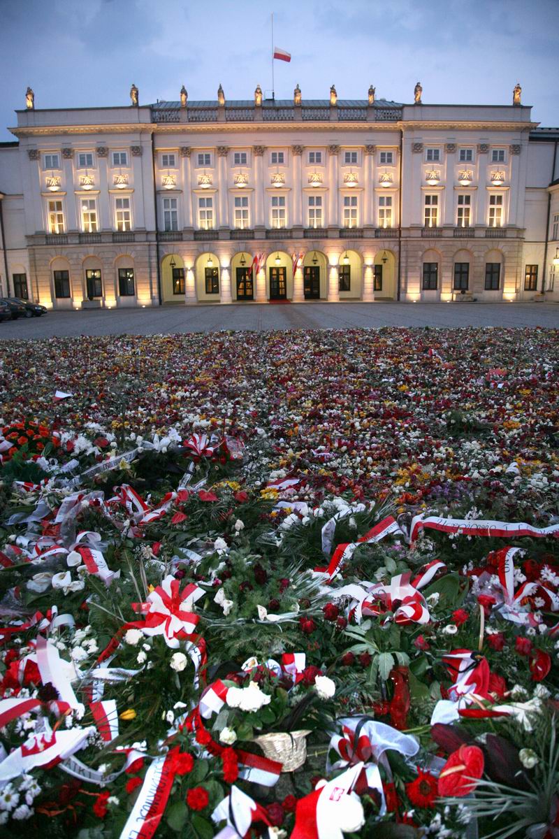 2010年4月10日の飛行機事故でポーランドの政府高官が死亡した後、大統領官邸前に供えられた花