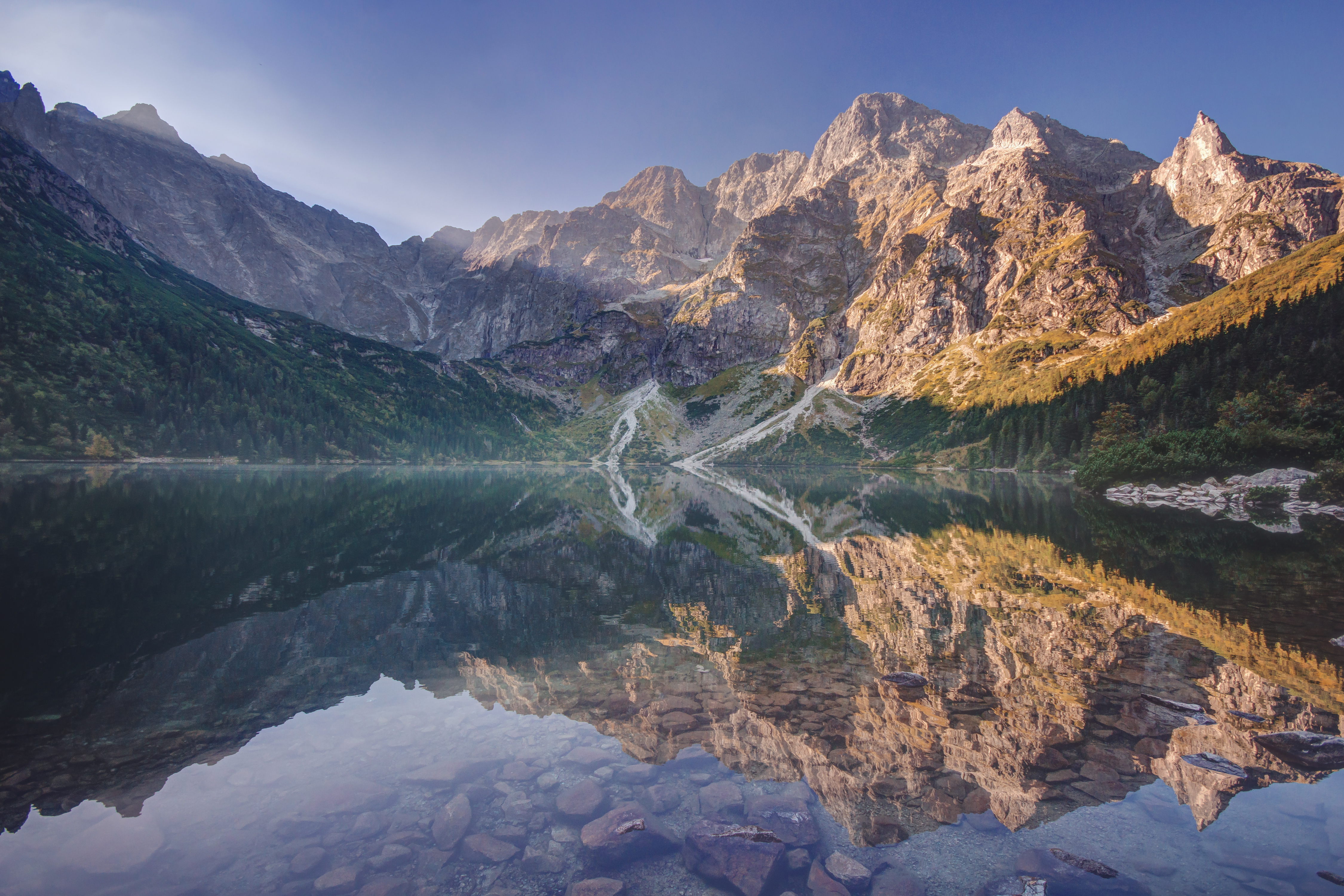 タトラ山脈のモルスキエ・オコ高山湖。ポーランドは世界で最も湖の密度が高い国の一つである。