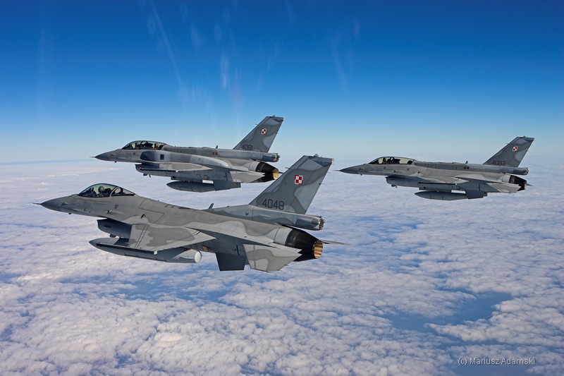 ポーランド空軍のF-16戦闘機。単発エンジンの多目的戦闘機である。