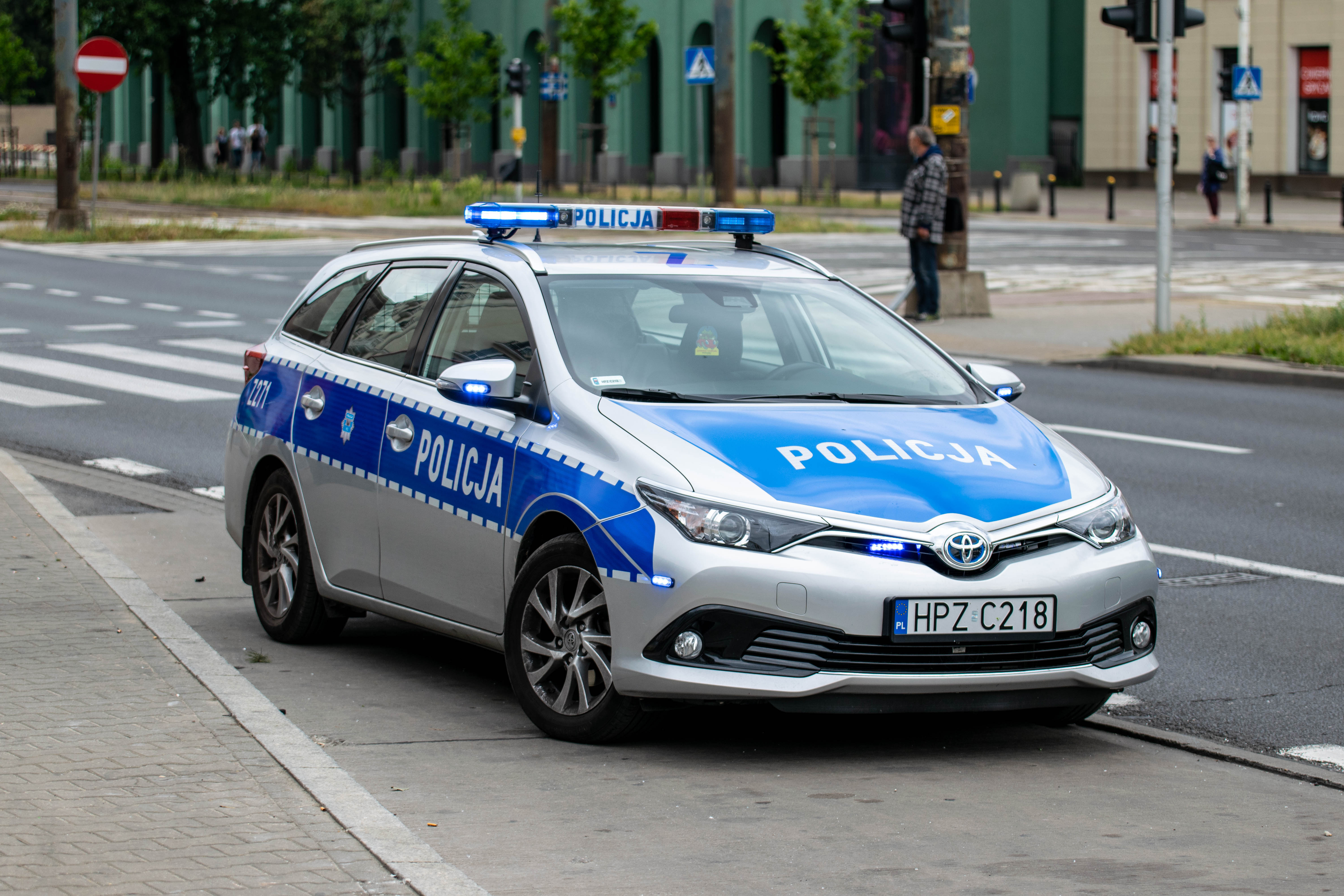 Sebuah mobil patroli Toyota Auris milik Layanan Kepolisian Negara Polandia (Policja)