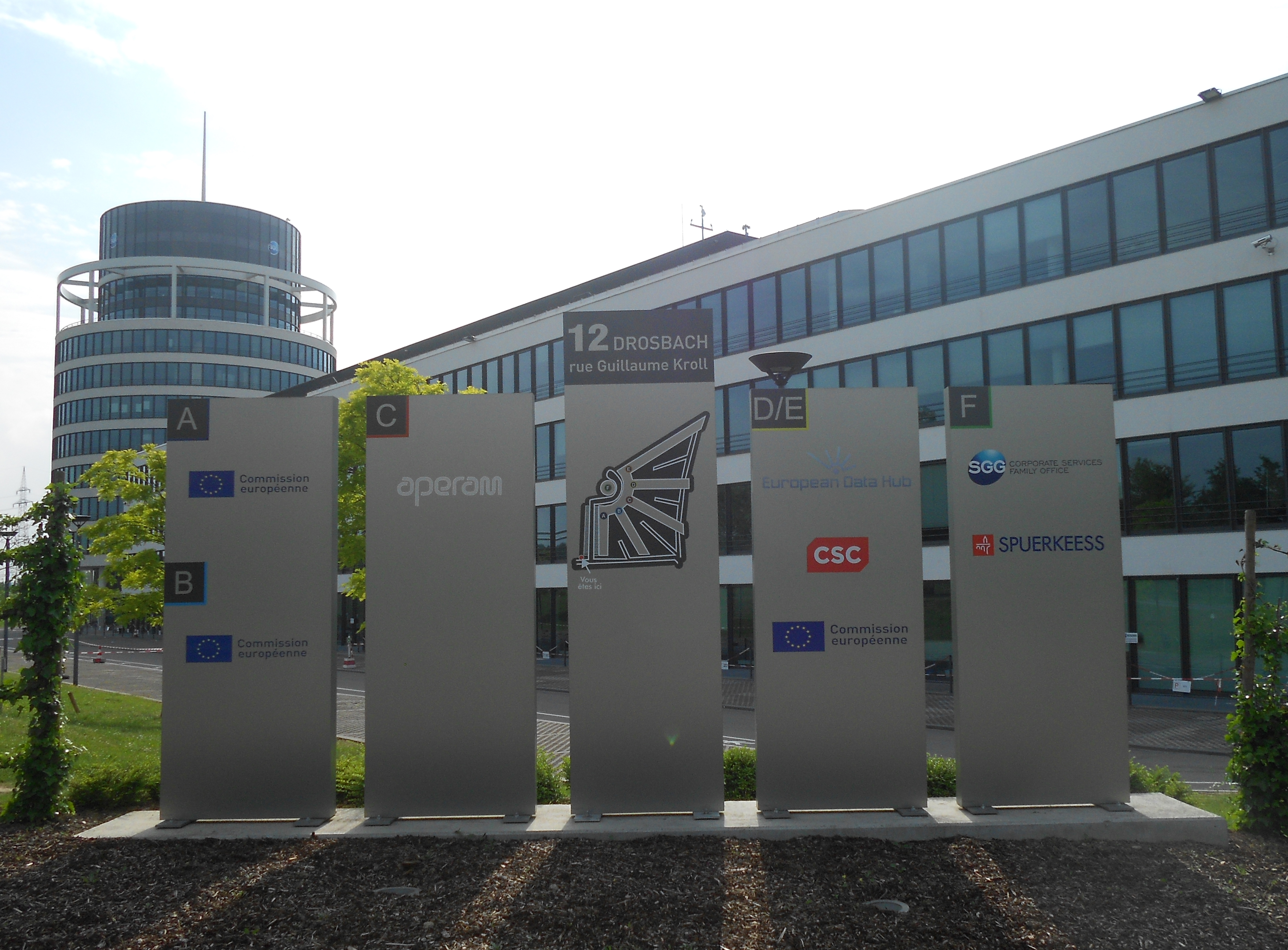 Papan tanda di hadapan Centre Drosbach di Cloche d'or, di bandar Luxembourg.