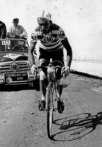 Charly Gaul, pembalap sepeda legendaris Luksemburg, memenangkan tiga Grand Tour dalam karir balap sepedanya.