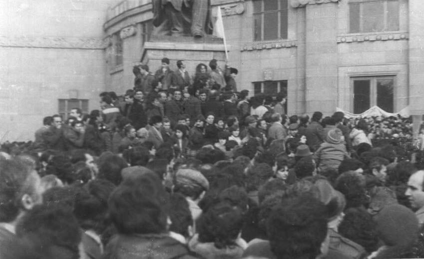 Orang Armenia berkumpul di Alun-alun Teater di pusat Yerevan untuk mengklaim penyatuan Oblast Otonom Nagorno-Karabakh dengan RSS Armenia, 1988