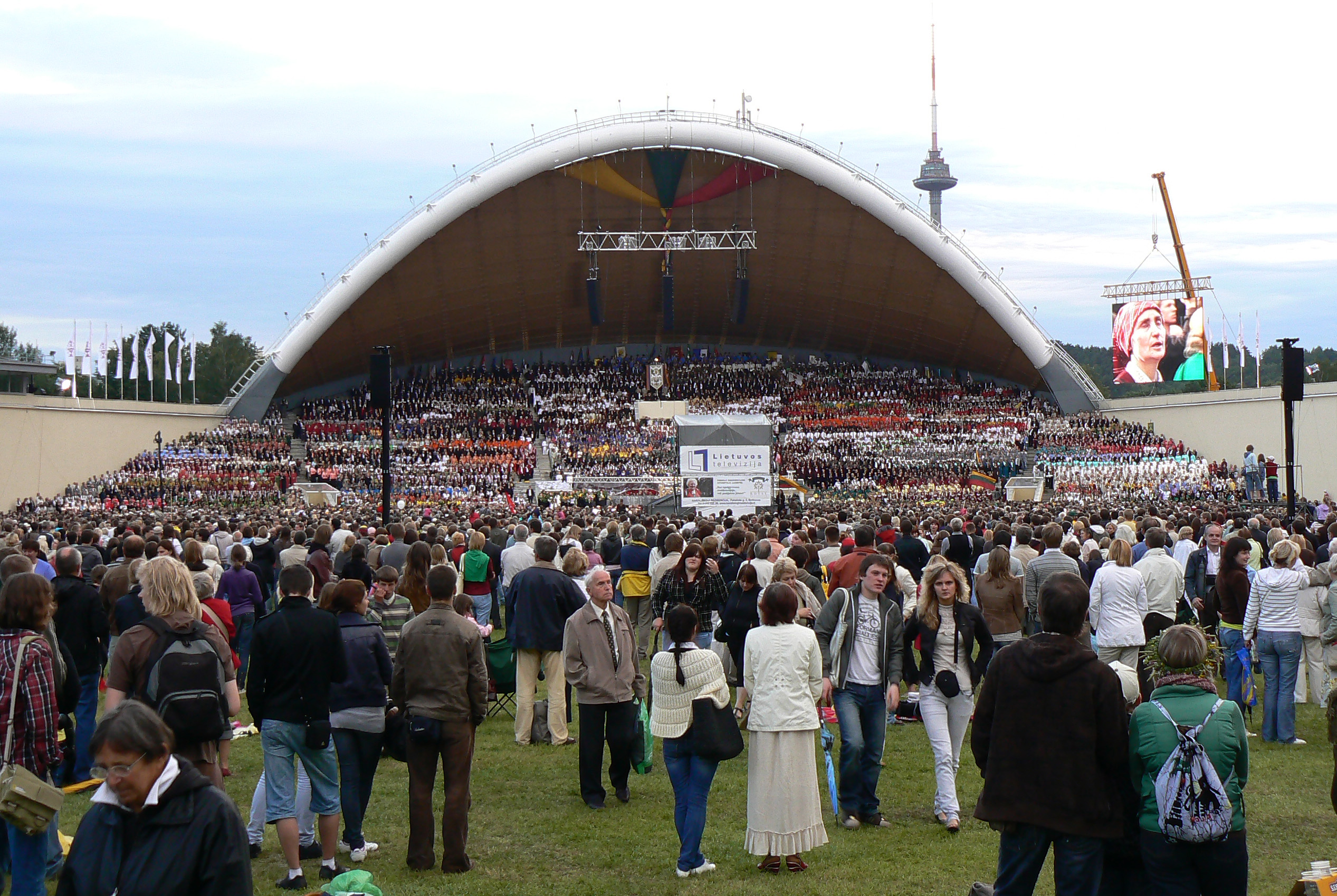 Orang Lithuania menyanyi di Pesta Lagu dan Tarian Lithuania di Taman Vingis.