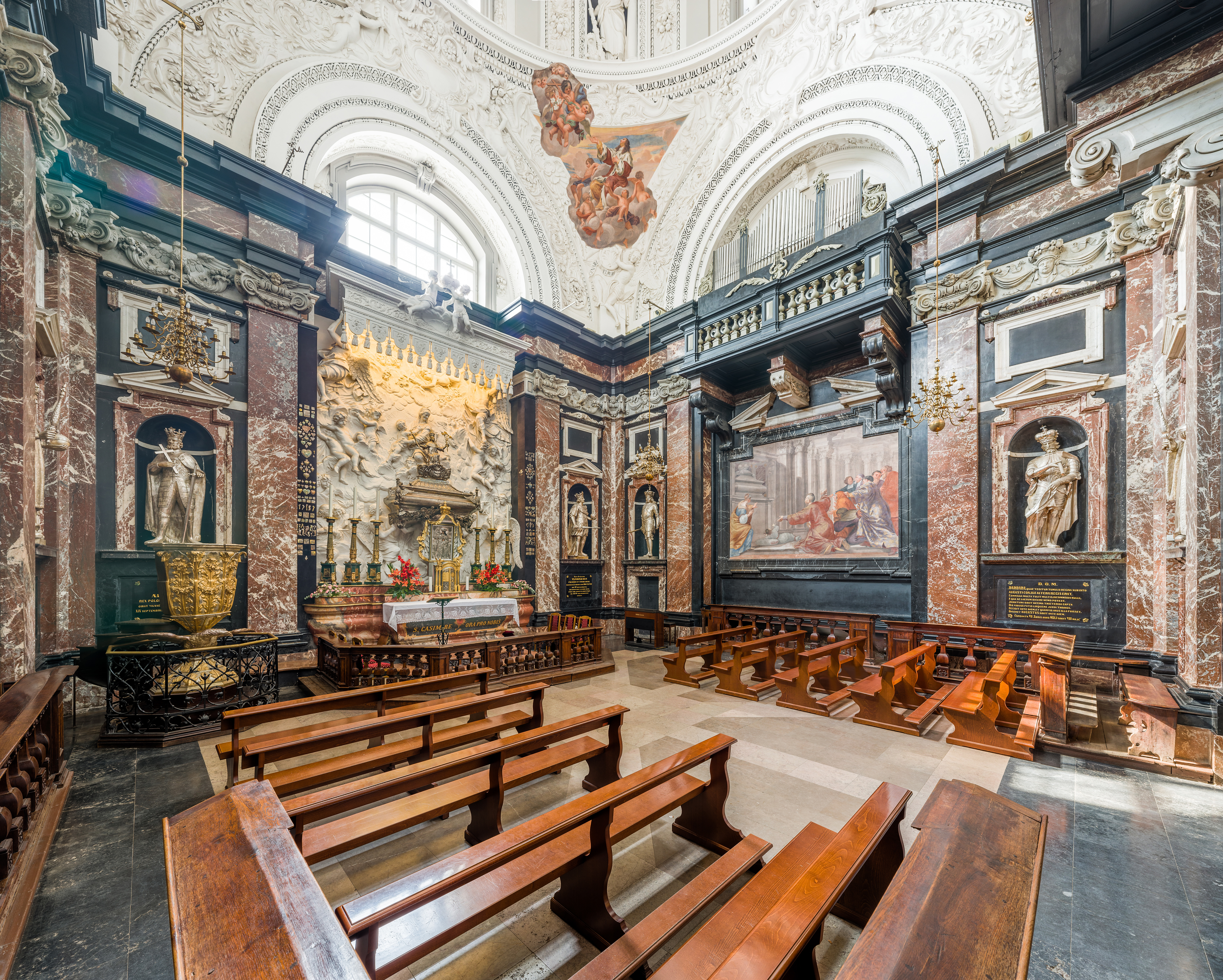 Gereja Kecil Santo Casimir, santo penaung Lithuania dan belia Lithuania, dengan sarkofagusnya di tengah
