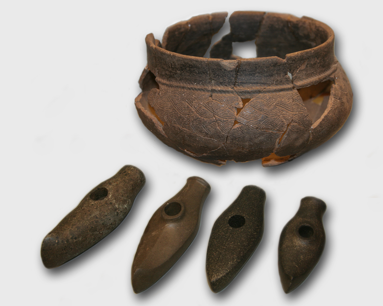 Tembikar dan kapak Kebudayaan Corded Ware dari sekitar 2000 SM, di Muzium Sejarah Estonia.