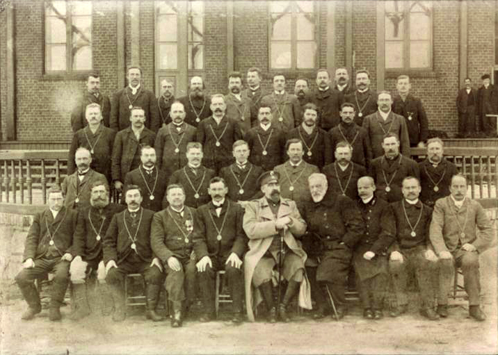 Penduduk luar bandar Estonia mula mengamalkan tadbir urus tempatan demokratik pada abad ke-19. Penatua perbandaran Daerah Viljandi pada tahun 1880-an.