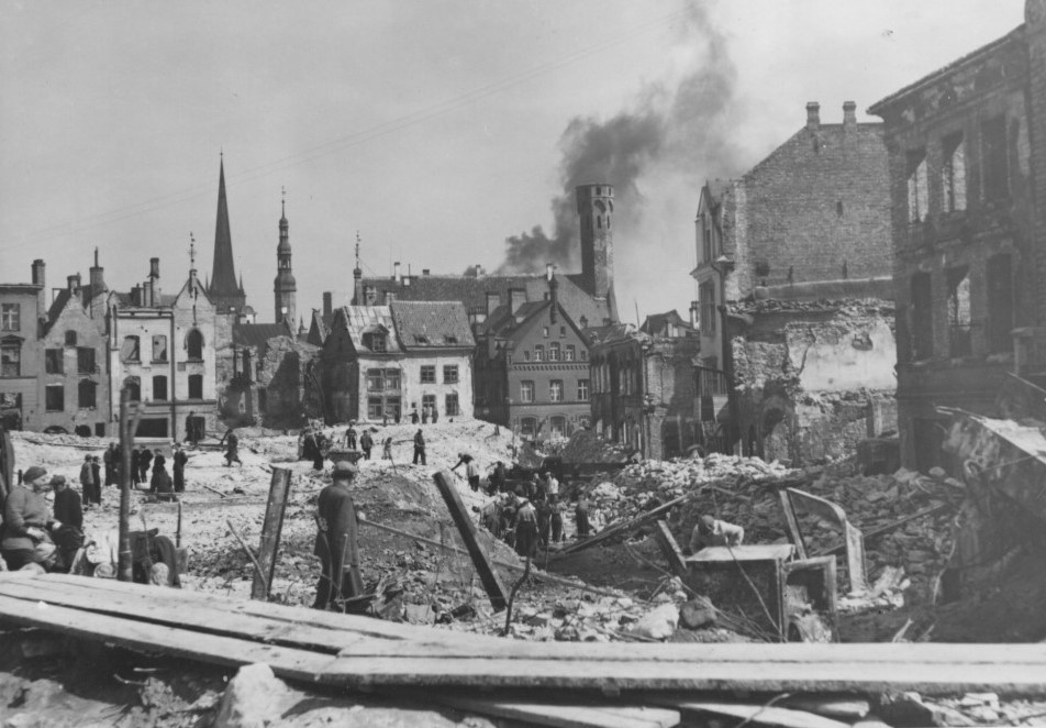 Bandar Lama Tallinn selepas dibom oleh Tentera Udara Soviet semasa perang di Barisan Timur pada Mac 1944