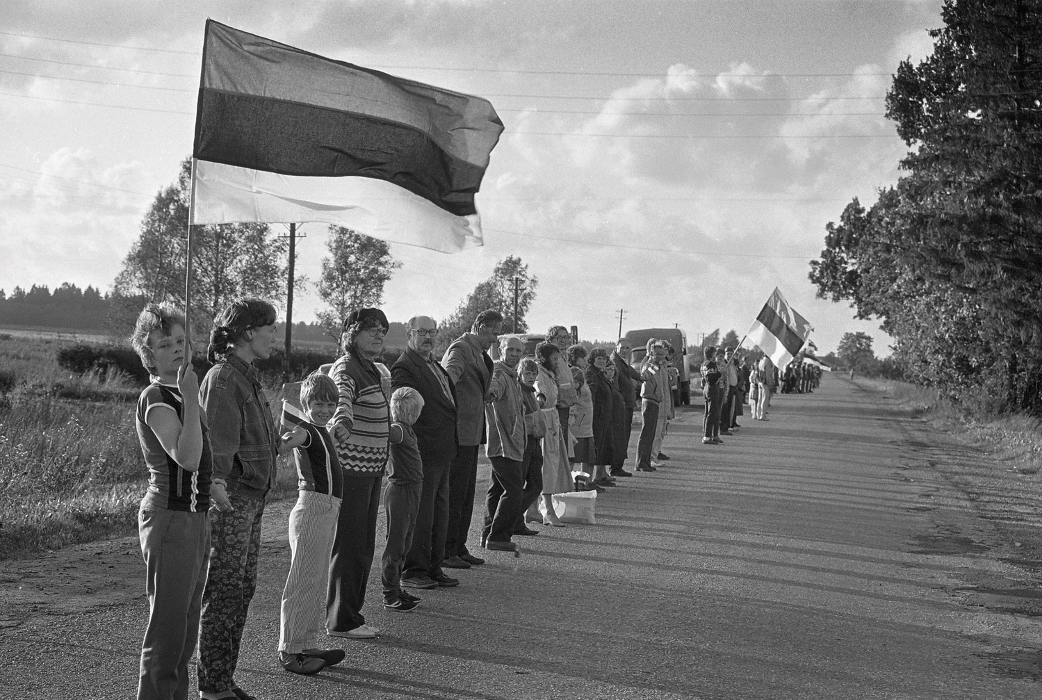 Dalam Laluan Baltik pada 23 Ogos 1989, dua juta orang membentuk rantaian manusia merentasi tiga negara dalam demonstrasi besar-besaran menentang pendudukan Soviet.