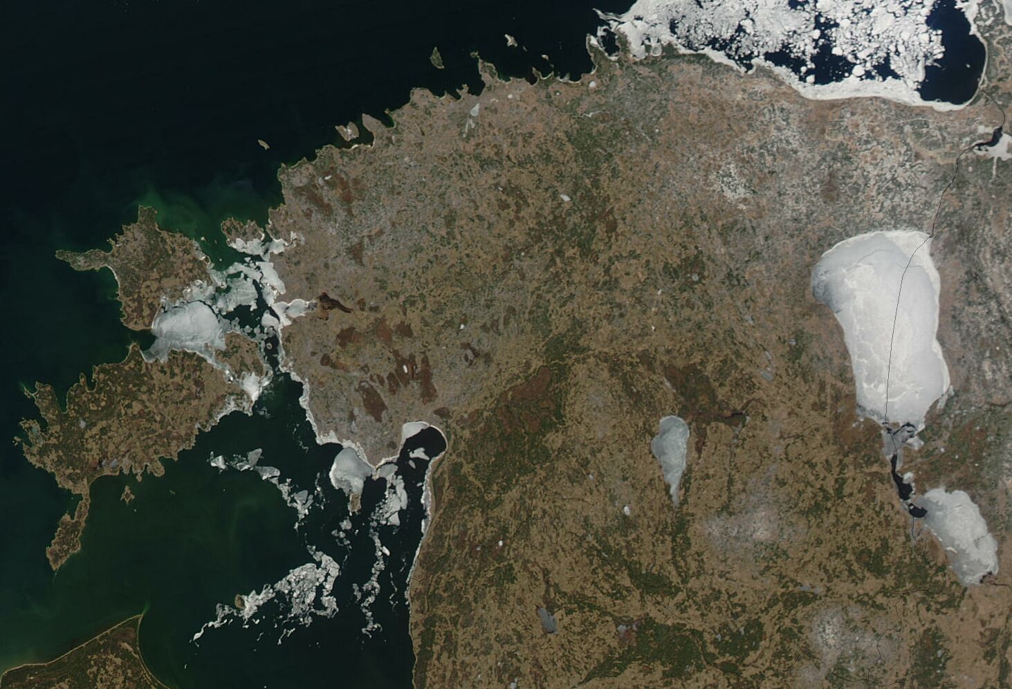 Imej satelit Estonia pada musim bunga