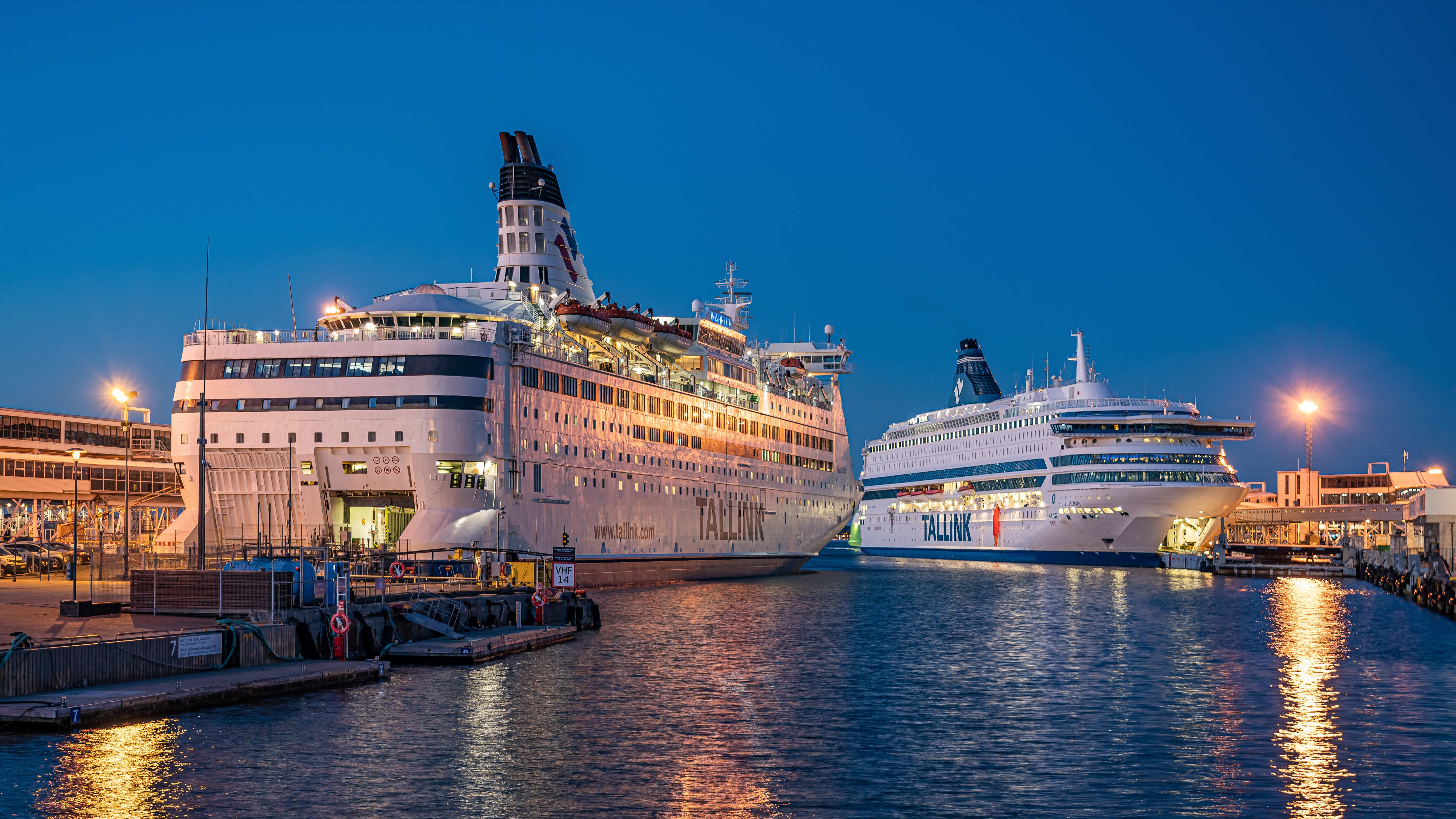 Tallink feri pelayaran menghubungkan Estonia dengan Finland dan Sweden yang berjiran.