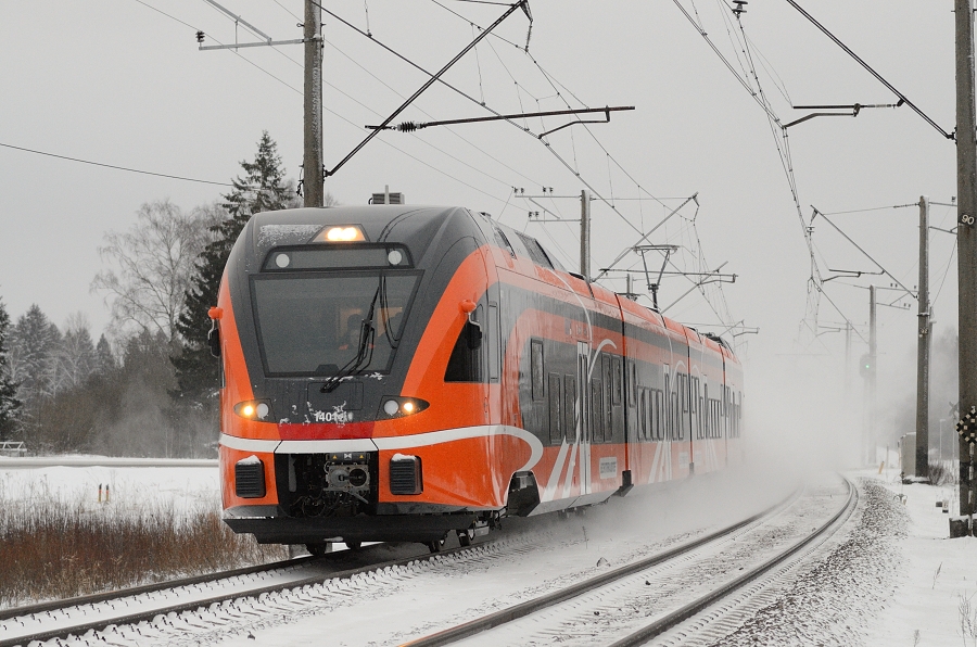 Kereta api penumpang yang dikendalikan oleh Elron menghubungkan bandar-bandar utama di tanah besar Estonia.