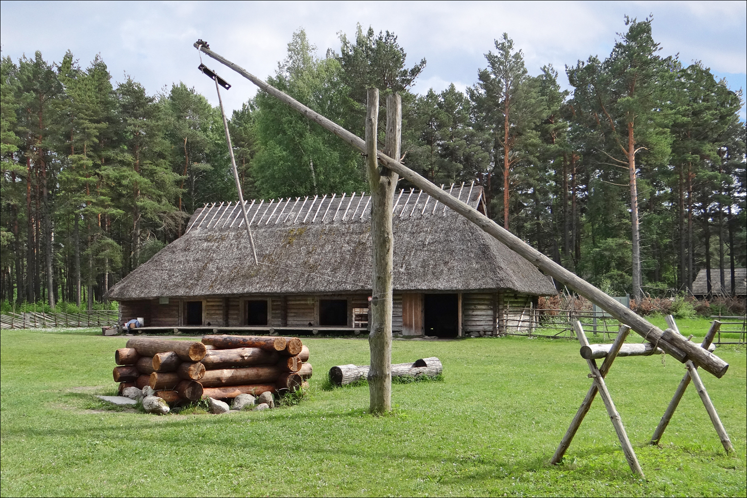Sebuah rumah ladang tradisional yang dibina dalam gaya vernakular Estonia