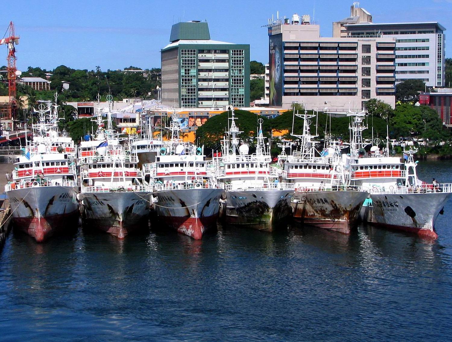 Pelabuhan Suva, kota terbesar di Fiji.