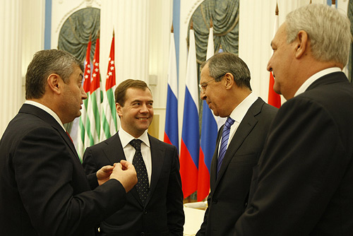 Pemimpin Abkhazia, Rusia dan Ossetia Selatan, sejurus selepas perang 2008. Dari kiri ke kanan: Presiden Ossetia Selatan Eduard Kokoity; Presiden Rusia Dmitry Medvedev; Menteri Luar Rusia Sergey Lavrov; Presiden Abkhazia Sergei Bagapsh.
