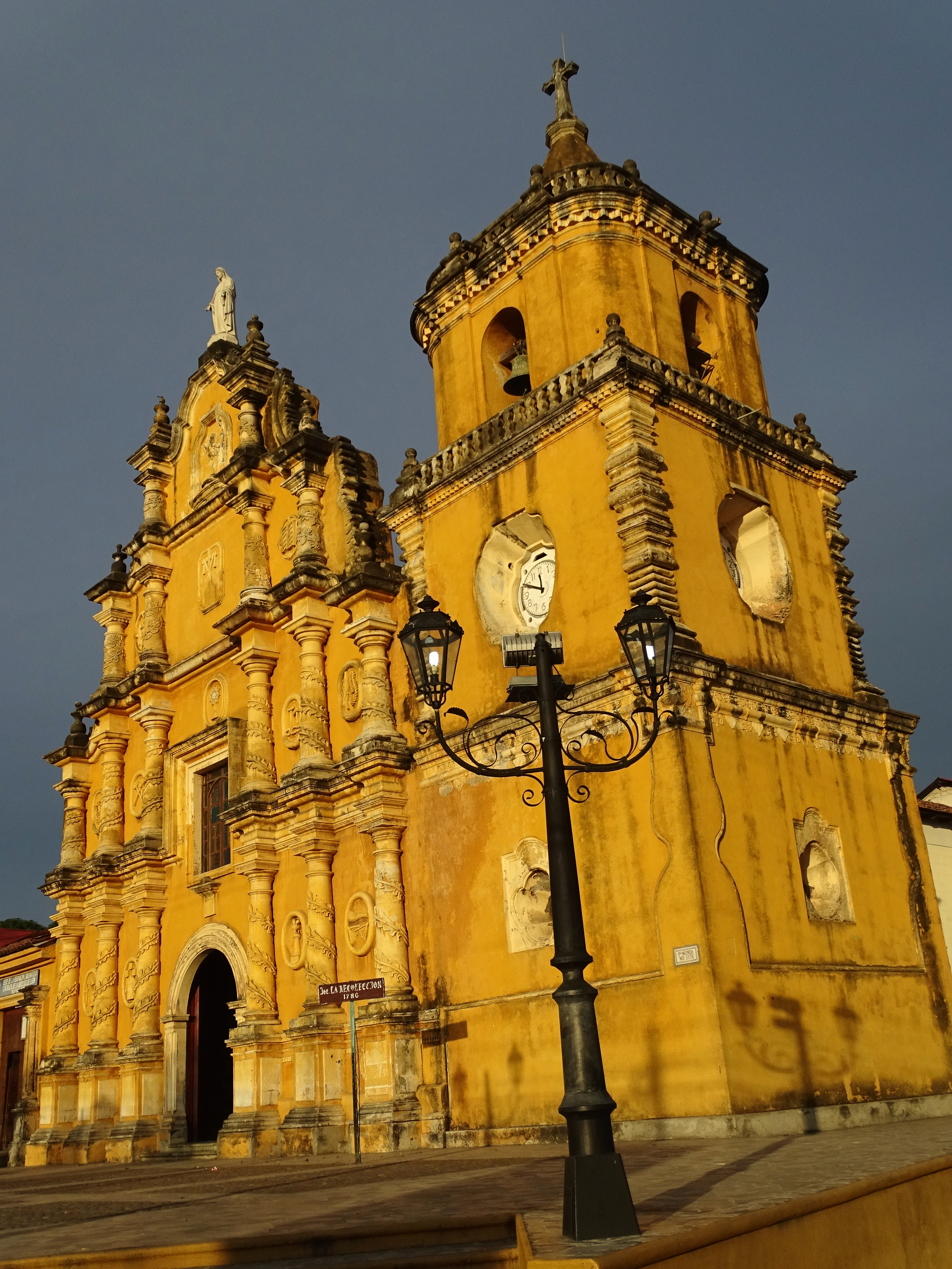 Gereja La Recolección di León, sebuah contoh arsitektur kolonial Spanyol di Nikaragua.