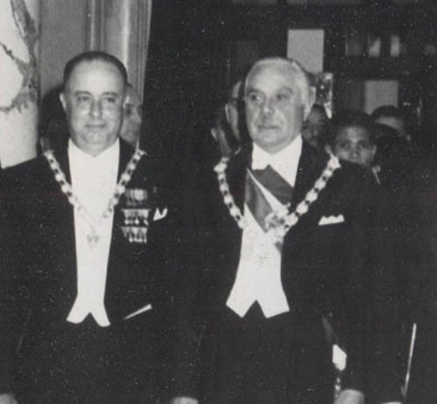 Presiden Anastasio Somoza García (kiri) bersama Presiden Dominika Rafael Trujillo pada tahun 1952, menunjukkan hubungan antar diktator di kawasan.