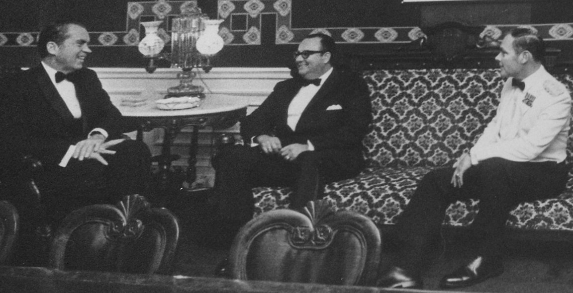 Anastasio Somoza Debayle (tengah) bersama Presiden AS Richard Nixon pada tahun 1971, mencerminkan dukungan AS terhadap rezim Somoza.