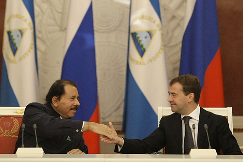 Presiden Nicaragua Daniel Ortega bersama Presiden Rusia ketika itu Dmitry Medvedev di Moscow pada tahun 2008.