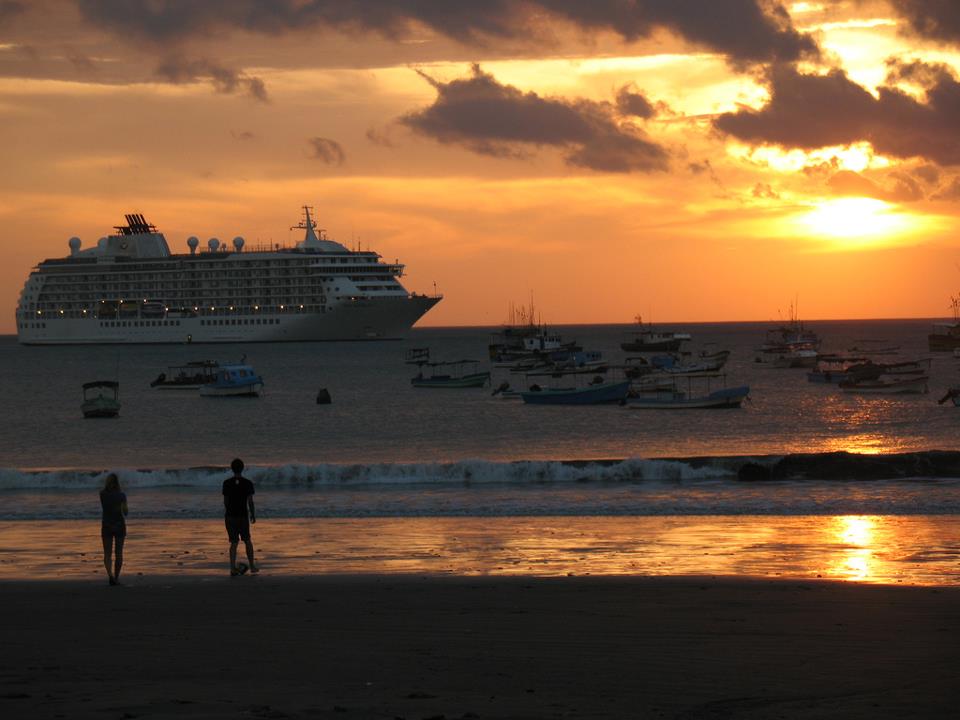 Kapal pesiar Royal Caribbean International berlabuh di dekat pantai San Juan del Sur di selatan Nikaragua, menunjukkan potensi pariwisata bahari.