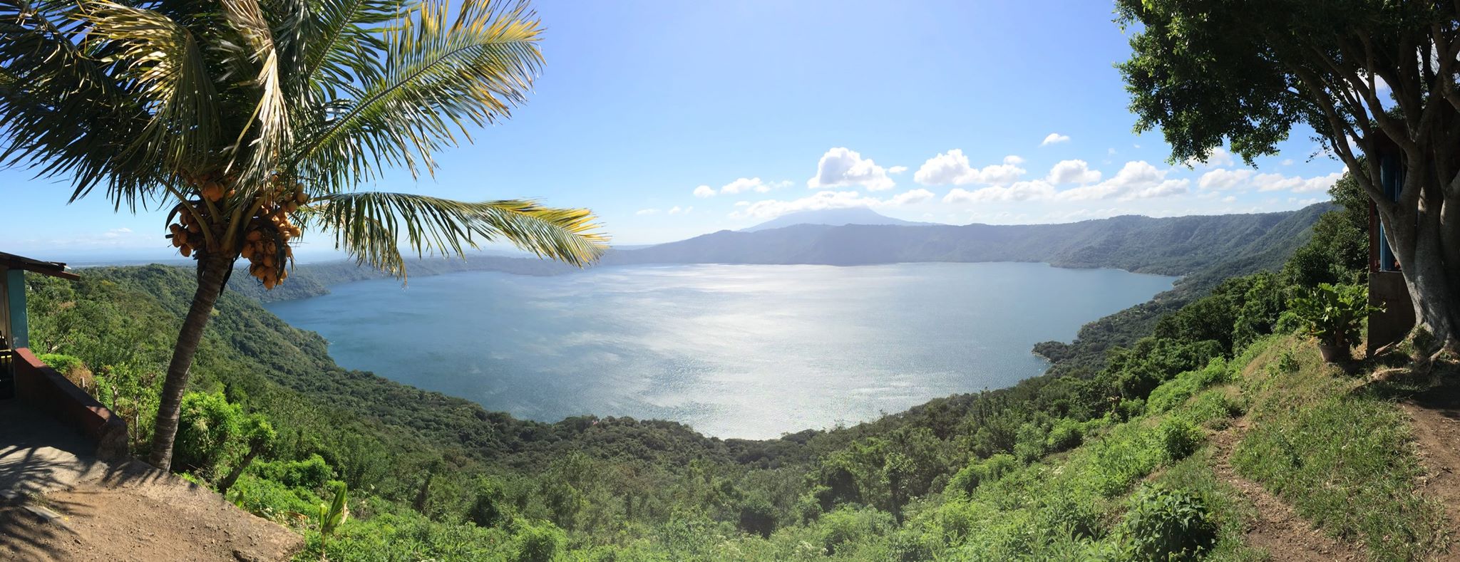 Cagar Alam Laguna Apoyo, sebuah cagar alam yang terletak di antara departemen Masaya dan Granada, menawarkan keindahan alam dan rekreasi.
