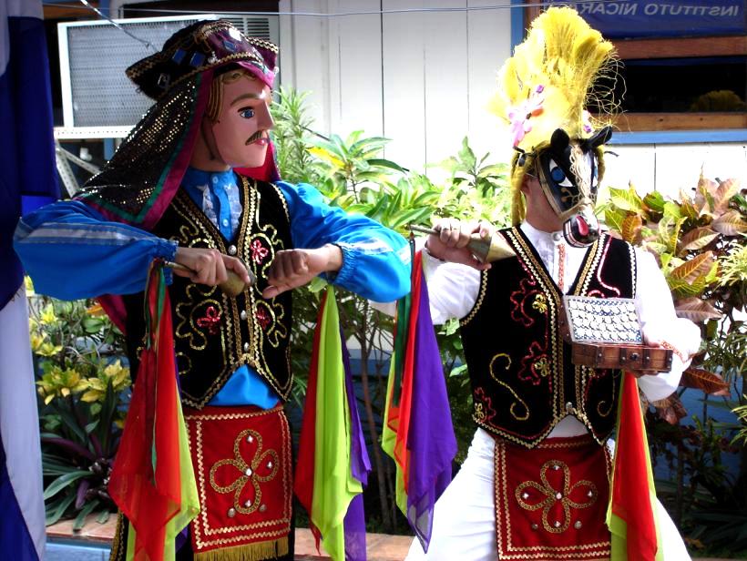 El Güegüense, sebuah drama, adalah karya sastra pertama Nikaragua pasca-Kolumbus dan dianggap sebagai salah satu ekspresi era kolonial paling khas di Amerika Latin dan sebagai mahakarya folklor khas Nikaragua yang menggabungkan musik, tarian, dan teater.