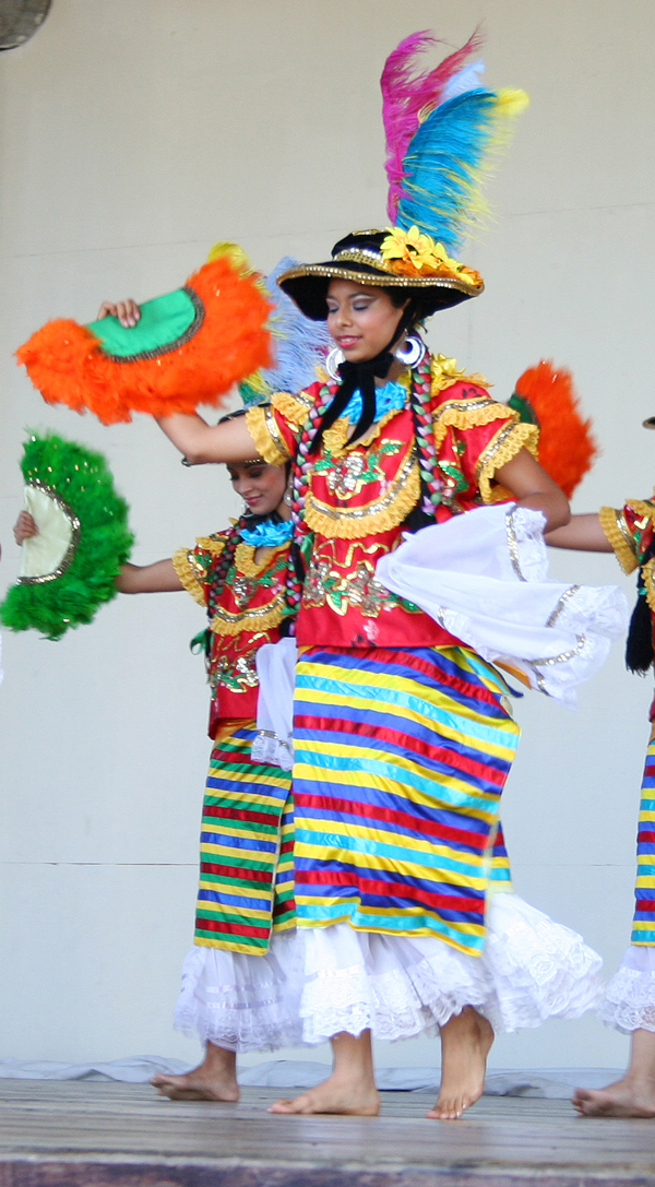 Wanita Nikaragua mengenakan kostum Mestizaje, yang merupakan kostum tradisional yang dikenakan untuk menarikan tarian Mestizaje. Kostum ini menunjukkan pengaruh Spanyol pada pakaian Nikaragua.