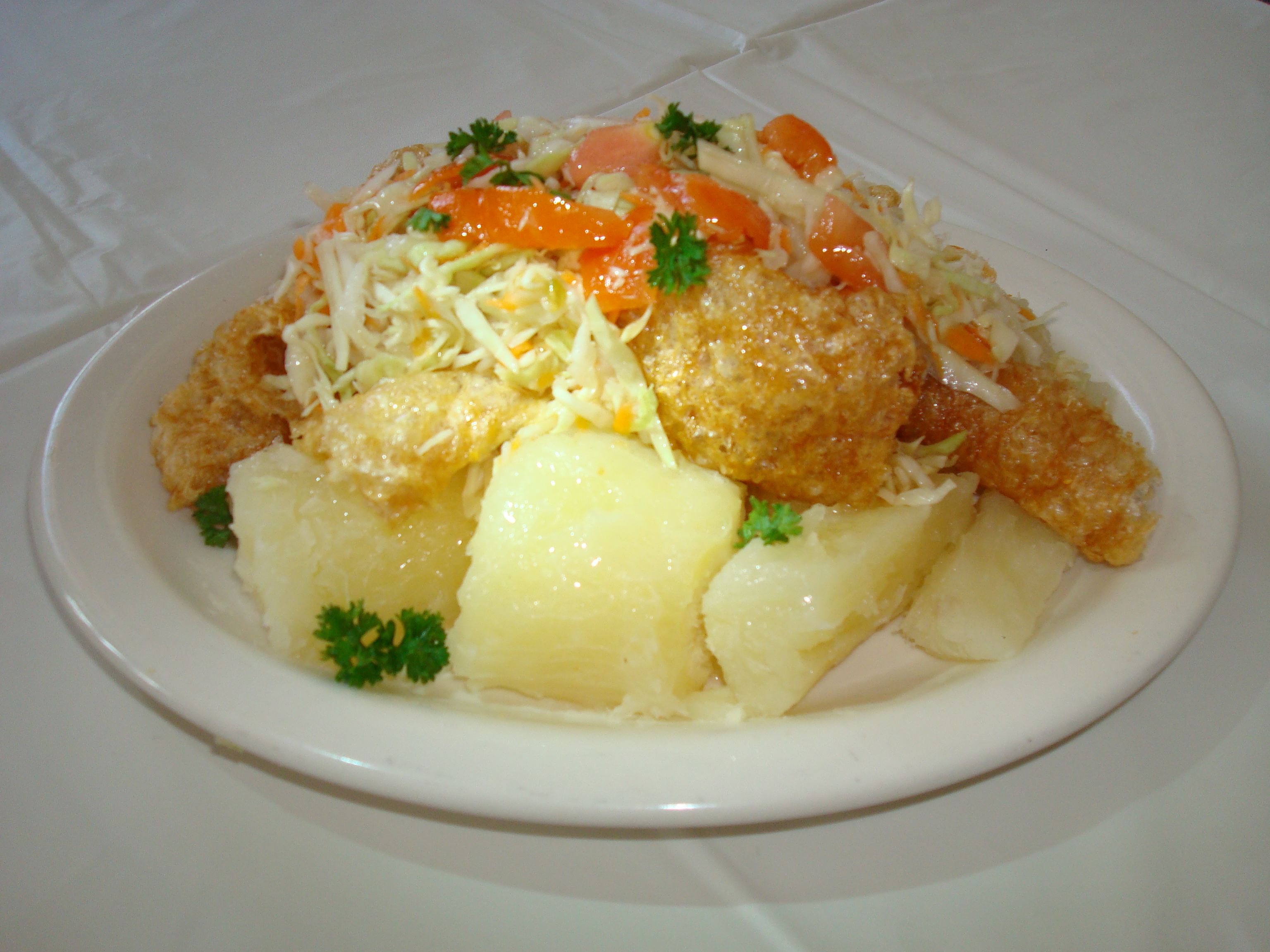 Vigorón, hidangan Nikaragua yang disajikan dengan singkong rebus dan chicharrones (babi goreng dengan kulit) dan diberi salad kubis.