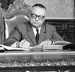 Rómulo Betancourt (presiden 1945-1948 / 1959-1964), salah satu pemimpin demokrasi utama Venezuela.